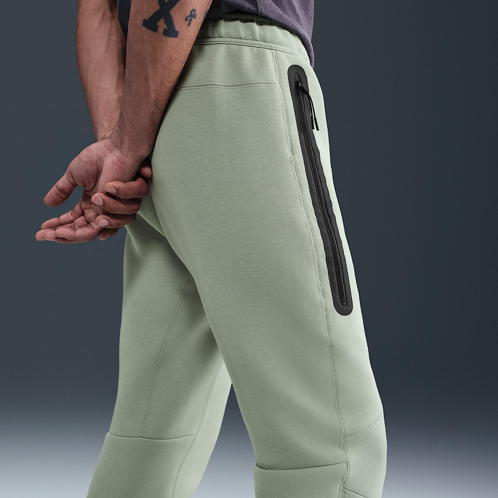 Chelsea FC Tech Nike Men's Soccer Fleece Jogger Pants Product Image