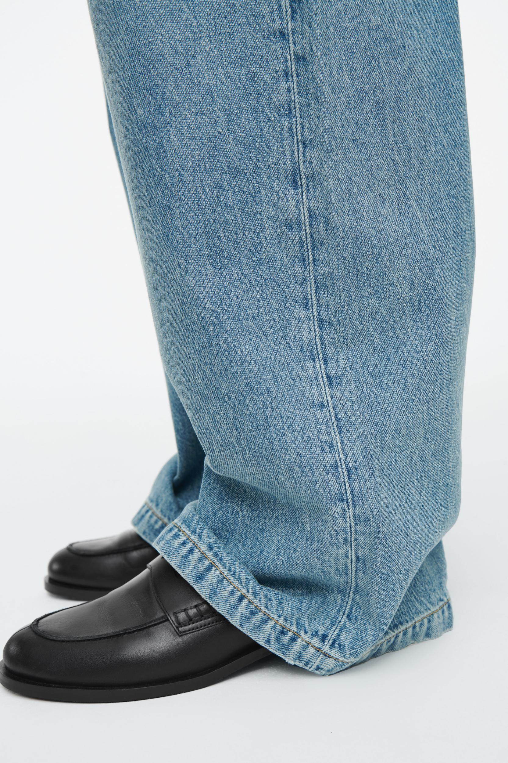 VOLUME WIDE-LEG JEANS Product Image