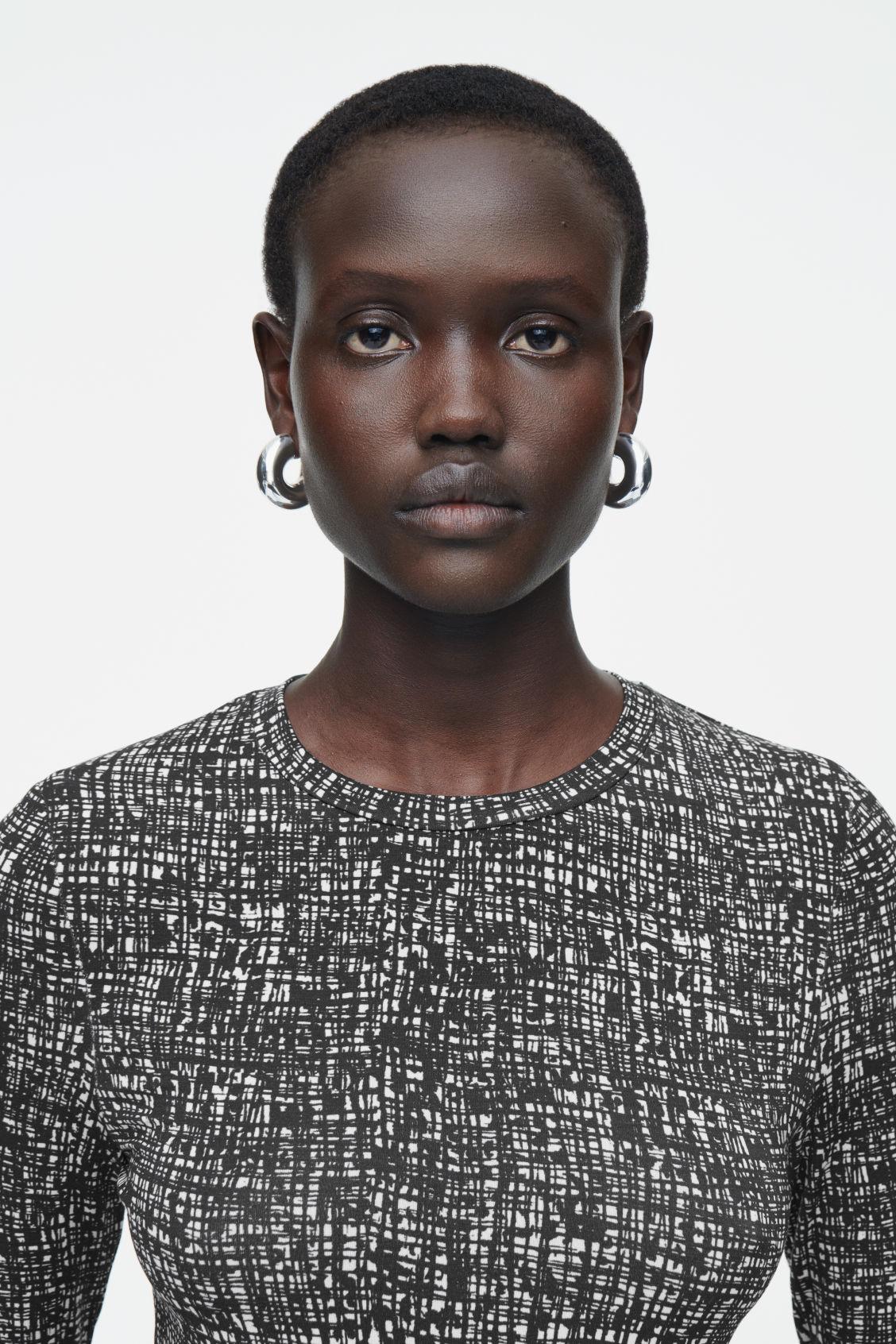 SLIM LIGHTWEIGHT LONG-SLEEVED TOP Product Image