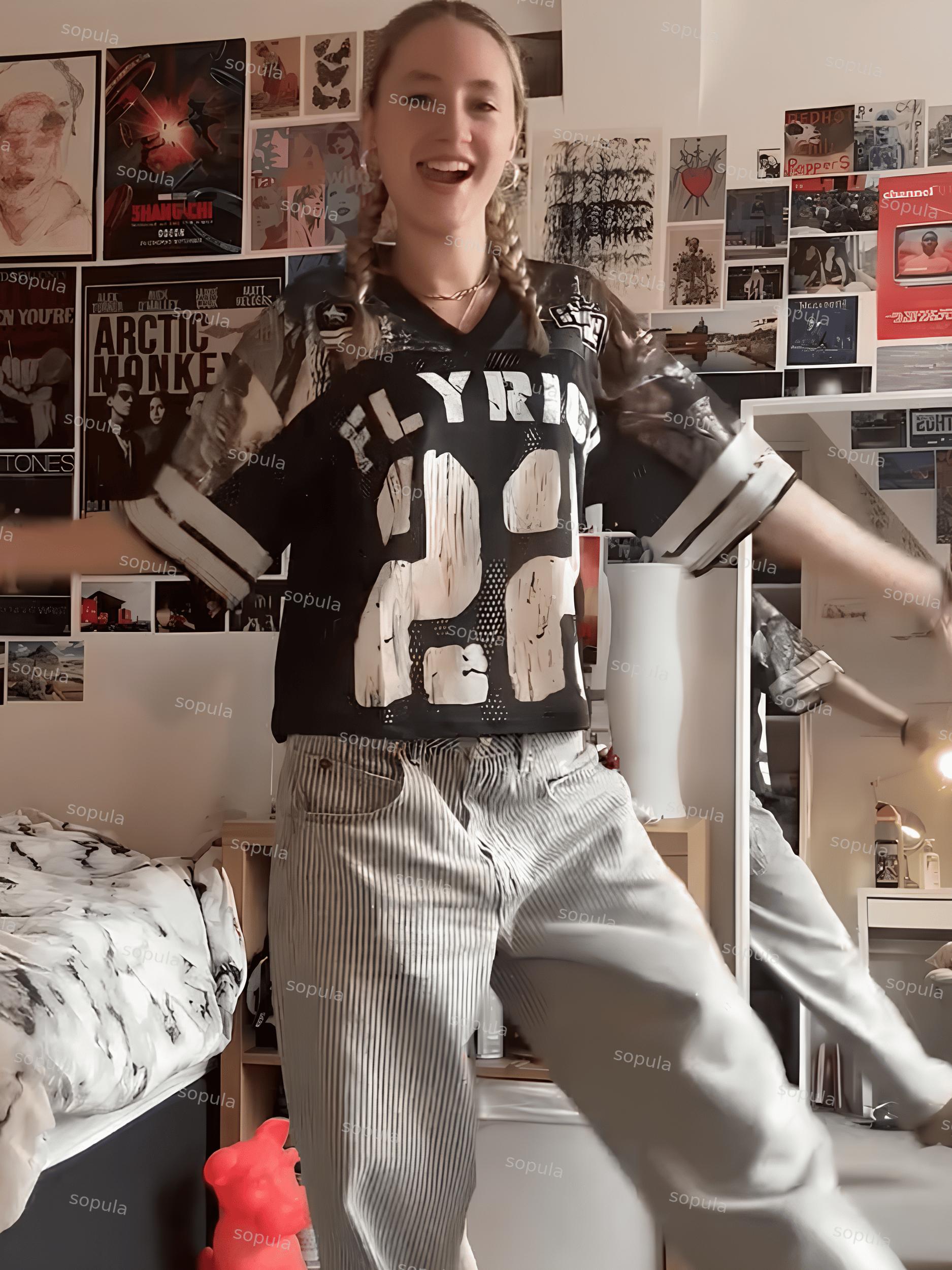 Sopula Vintage Fly Rich No.22 Graphics Blokecore Blokette Football V-Neck T-Shirt Product Image