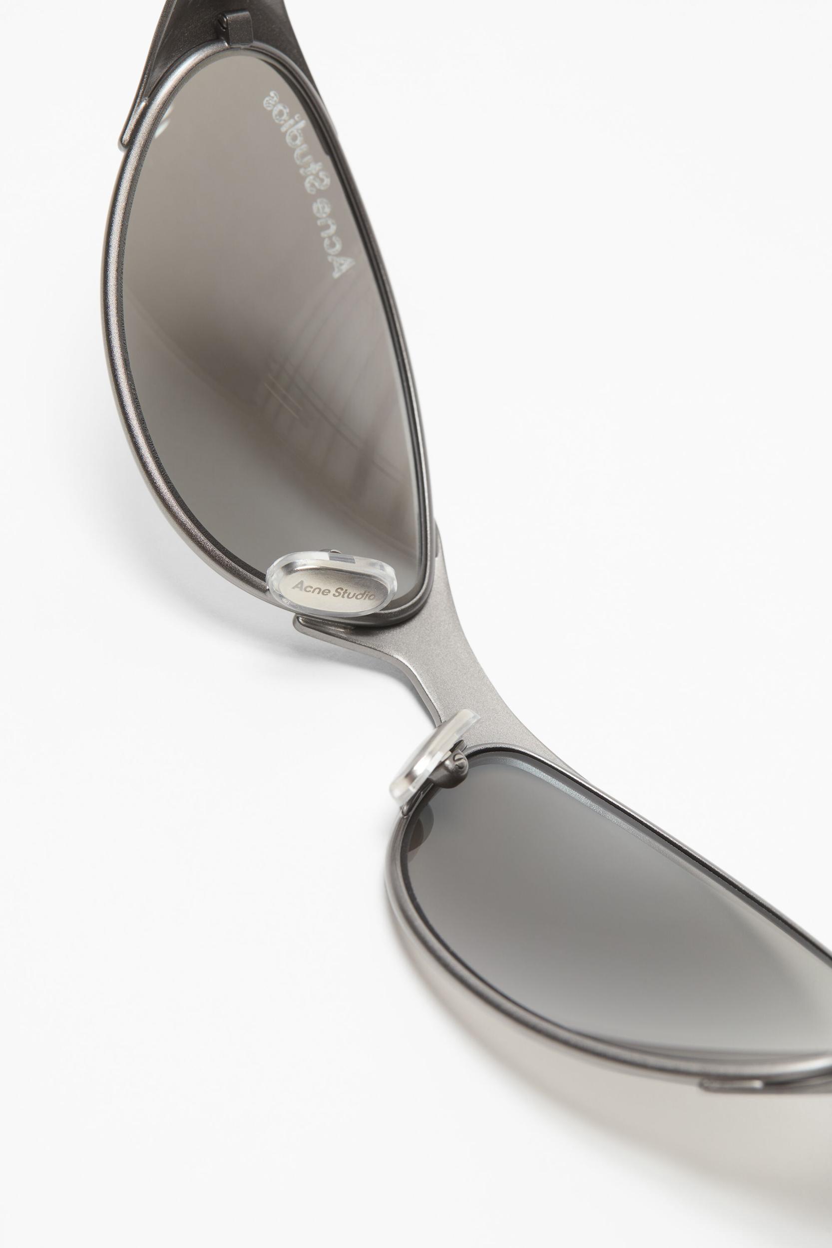 Metal frame charm sunglasses Product Image