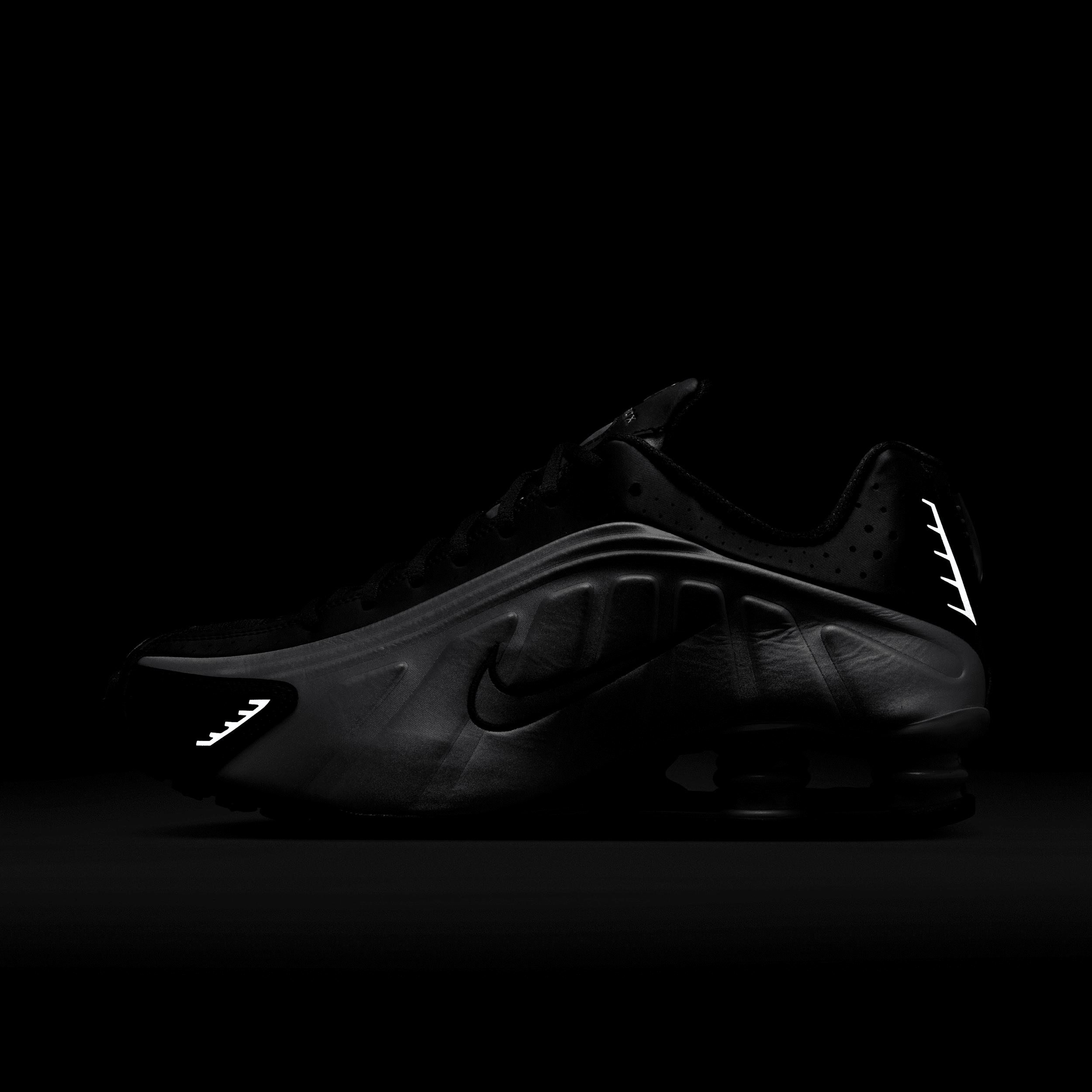 Nike Men's Shox R4 Shoes Product Image