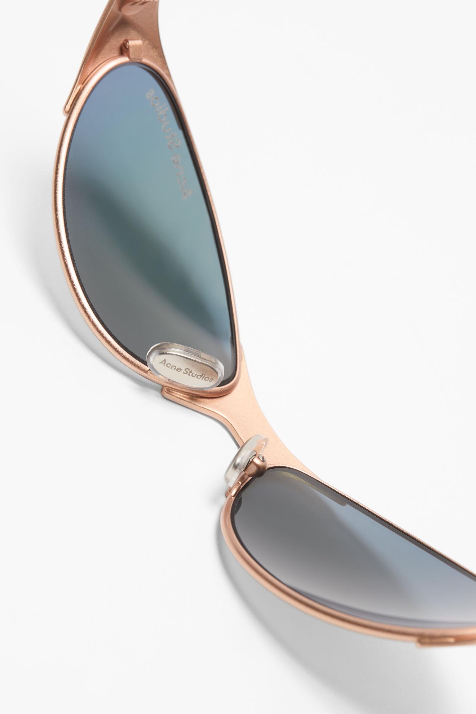 Metal frame charm sunglasses Product Image