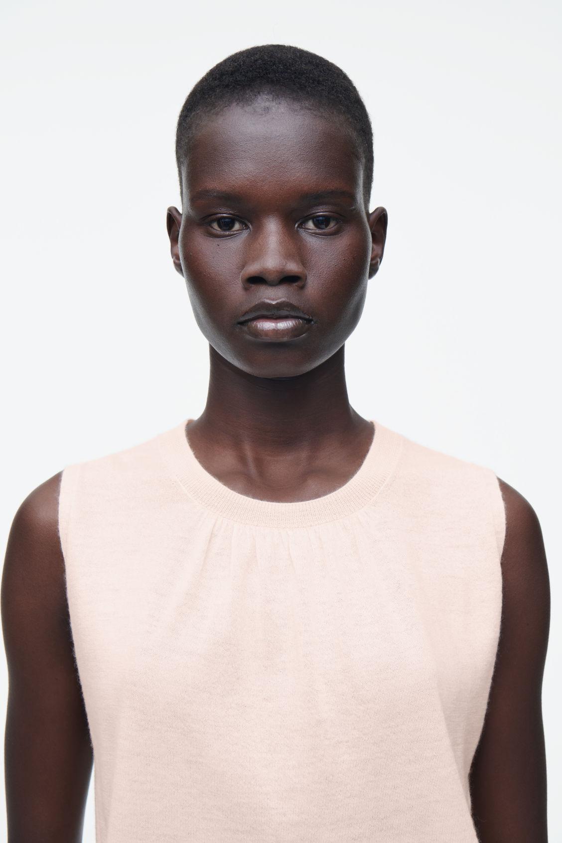 FINE CASHMERE VEST Product Image