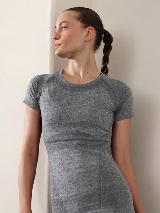 Momentum Seamless Heather Tee Product Image