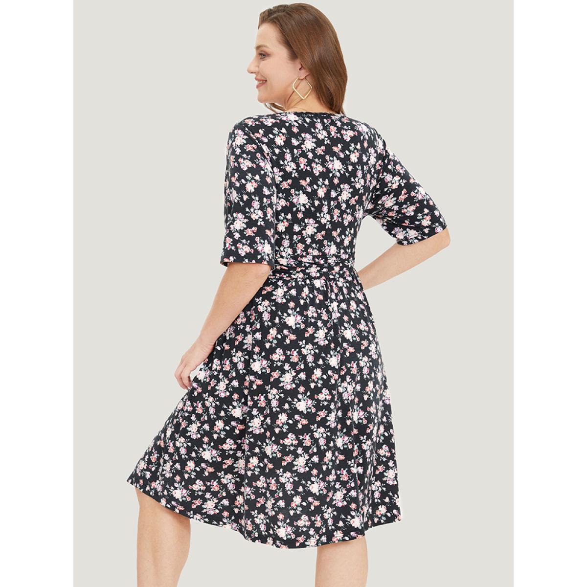 Plus Size Ditsy Floral Pocket Overlap Collar Half Sleeve Dress Black Women Casual Wrap V-neck Short sleeve Curvy Midi Dress BloomChic 26/4X Product Image