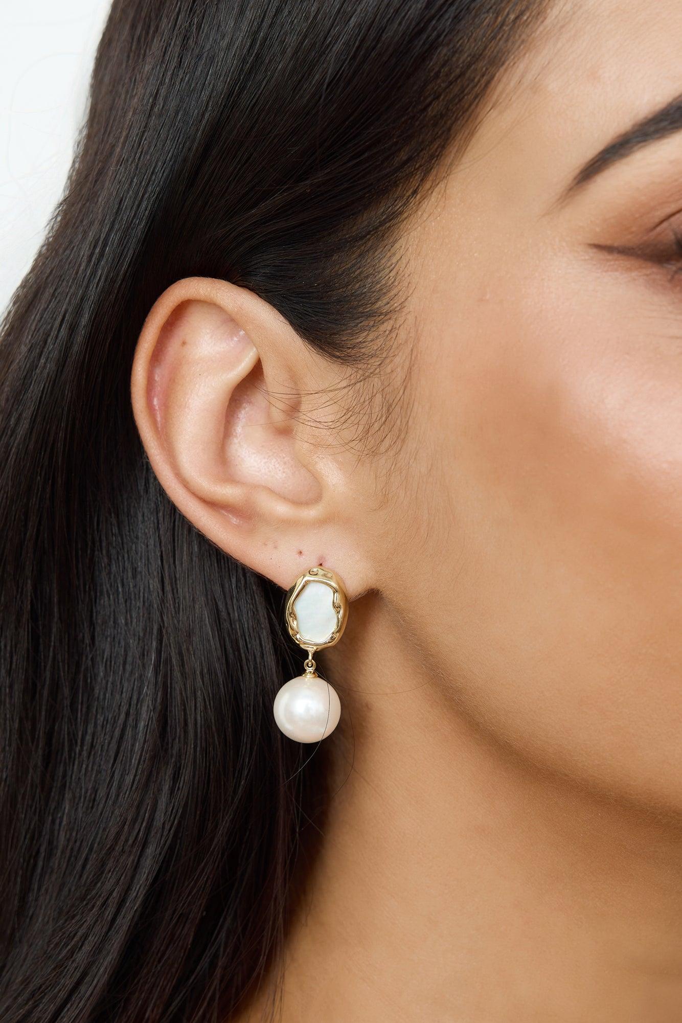 Moonbeam Earrings Gold Product Image