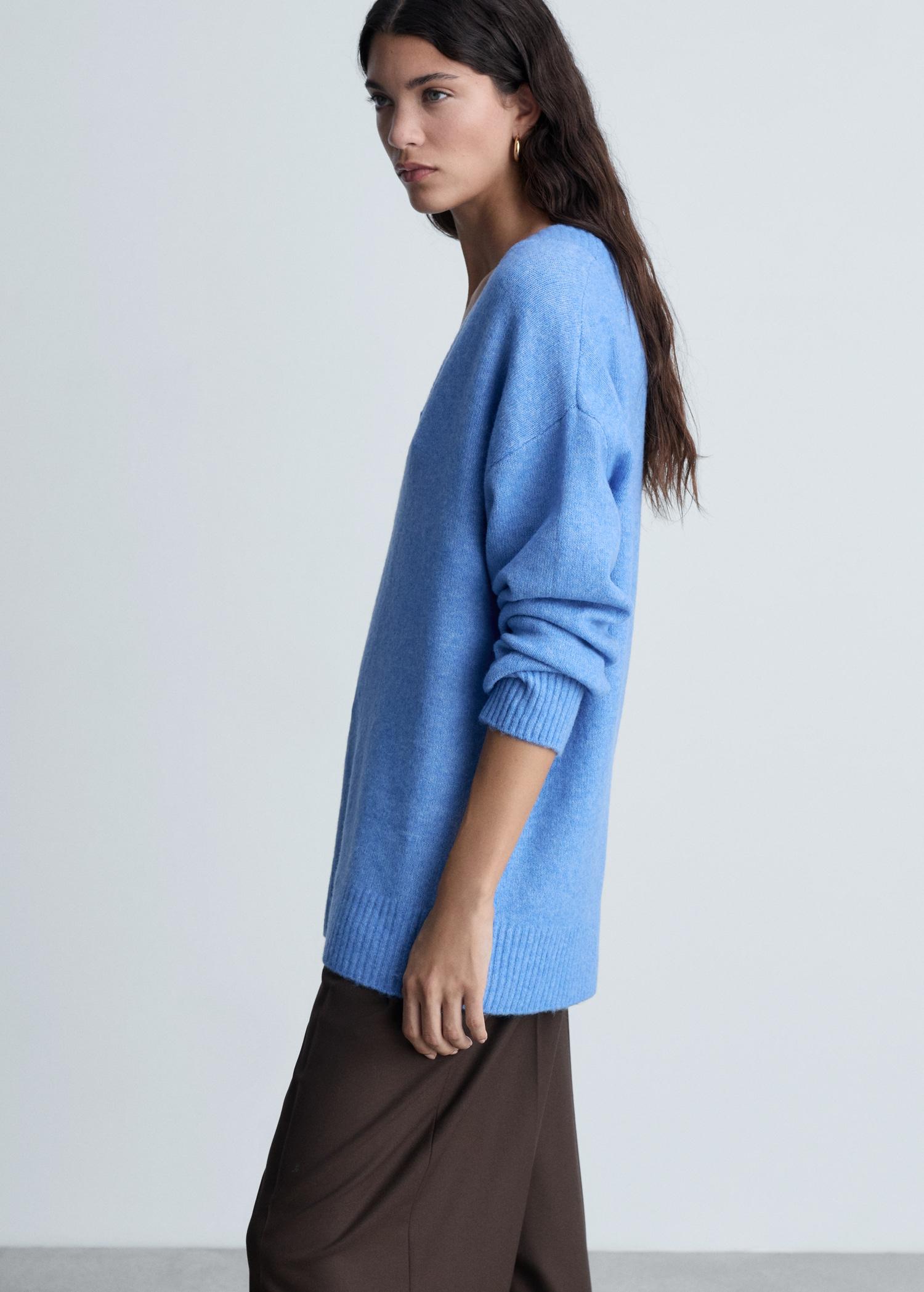 Oversized V-neck sweater - Women | MANGO USA Product Image