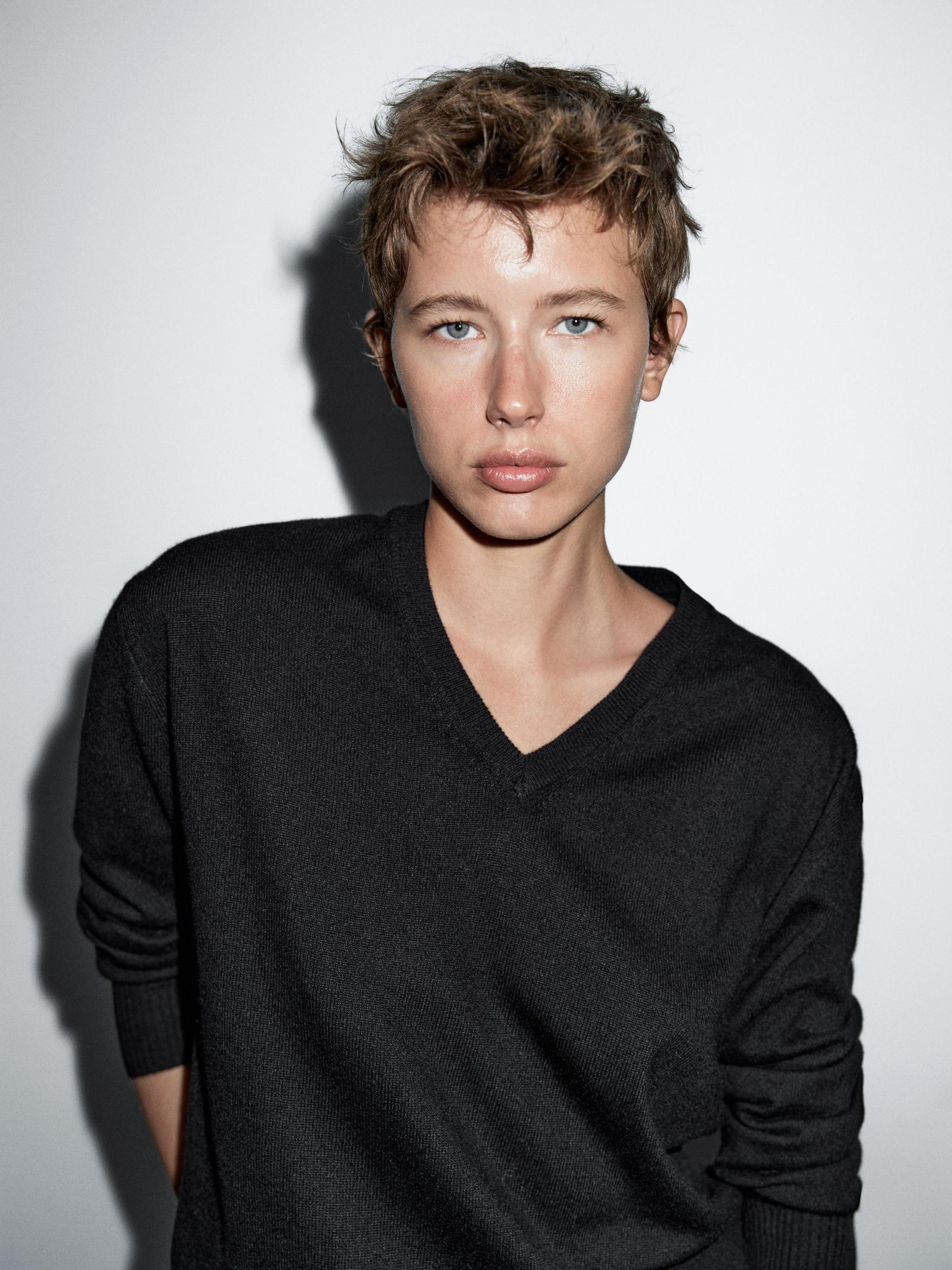 Knit 100% cashmere V-neck sweater Product Image