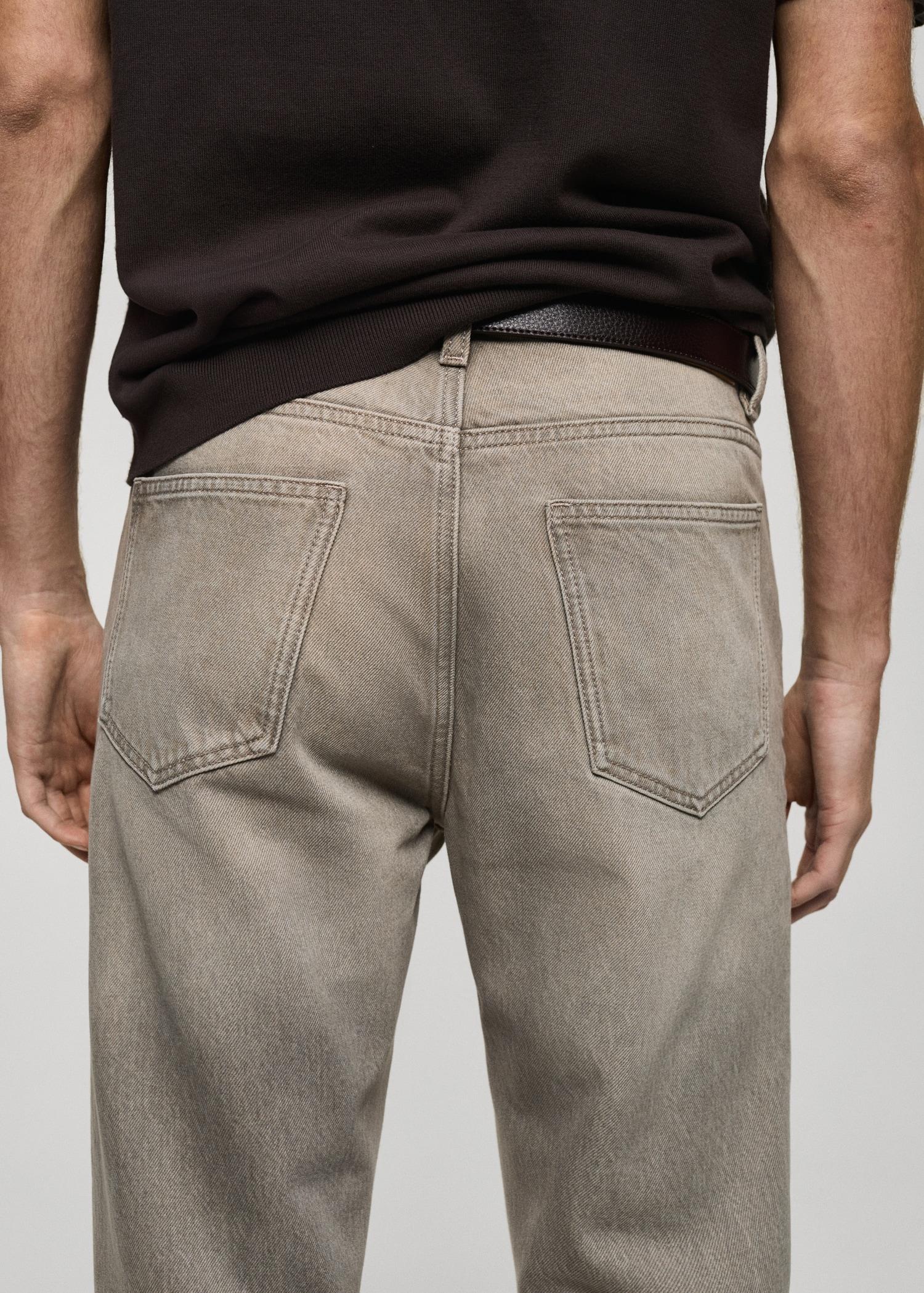 Cropped carrot-fit jeans - Men | MANGO USA Product Image