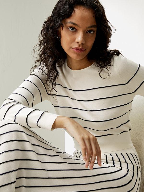 Cropped Silk-knitted Long Sleeve Tee Product Image