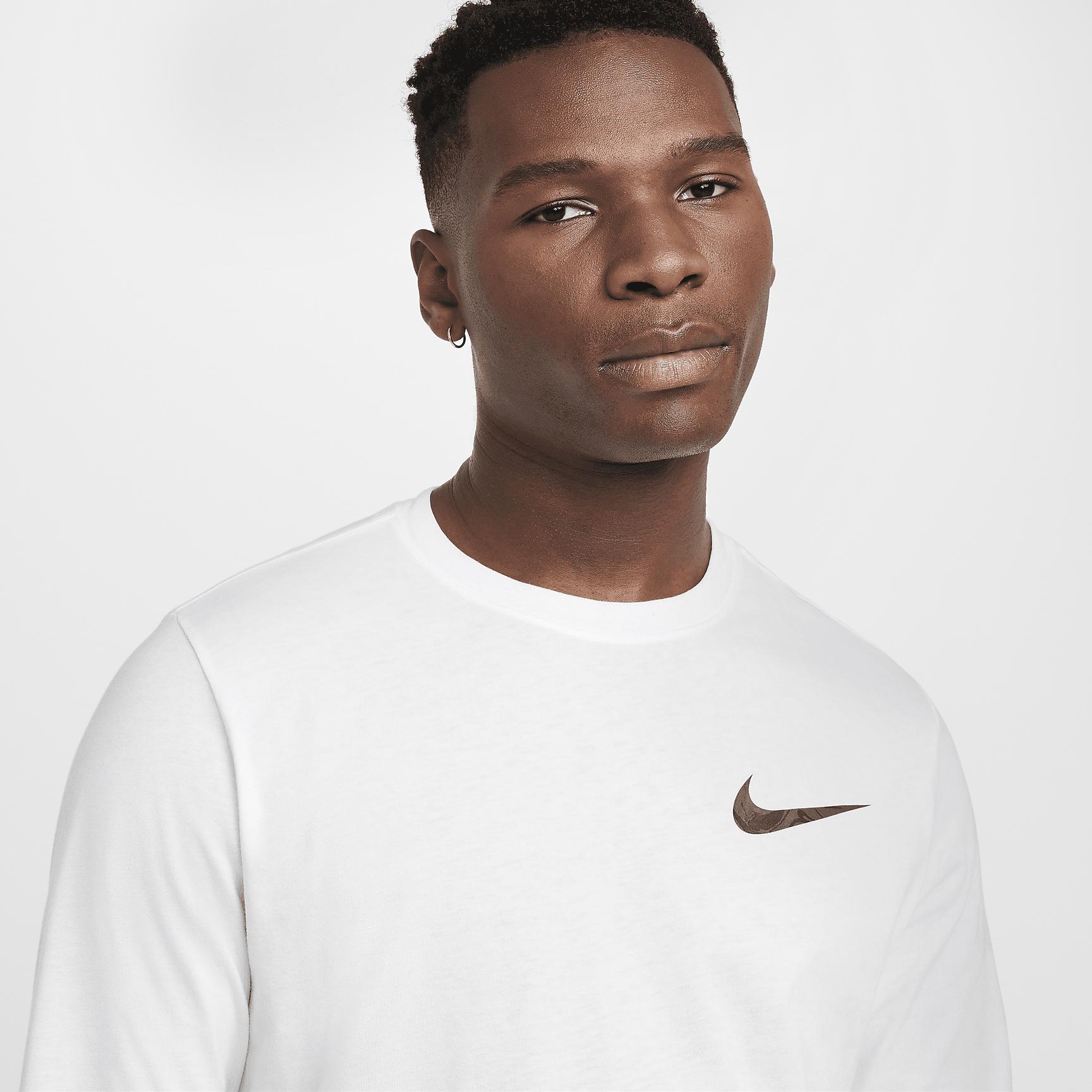 Nike Sportswear Club Long-Sleeve T-Shirt Product Image