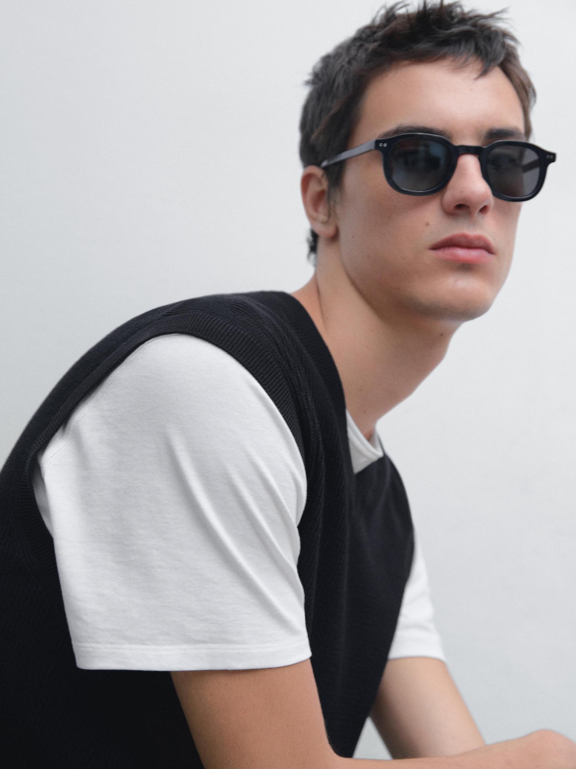 V-neck knit vest Product Image