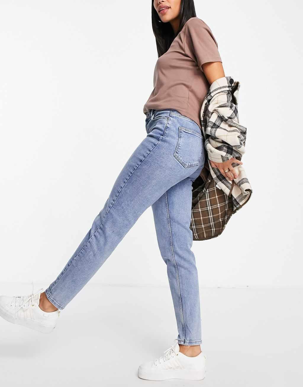 Pieces Kesia high waisted Mom jeans in bleach wash Product Image