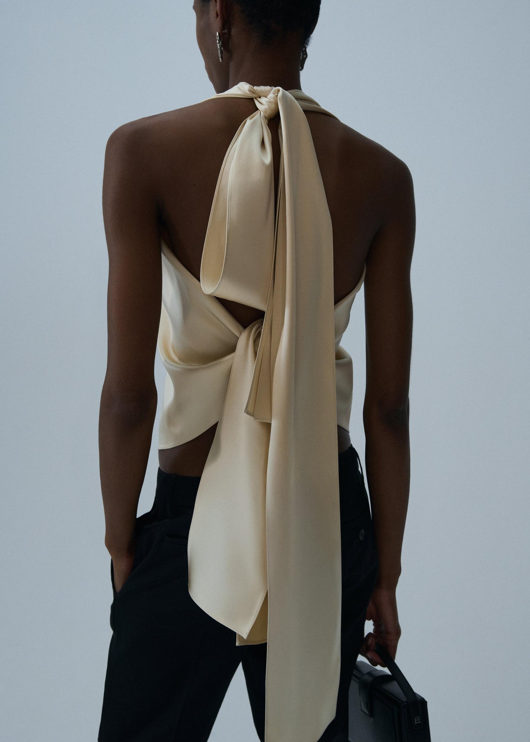 Front-pleat classic trousers in black Product Image