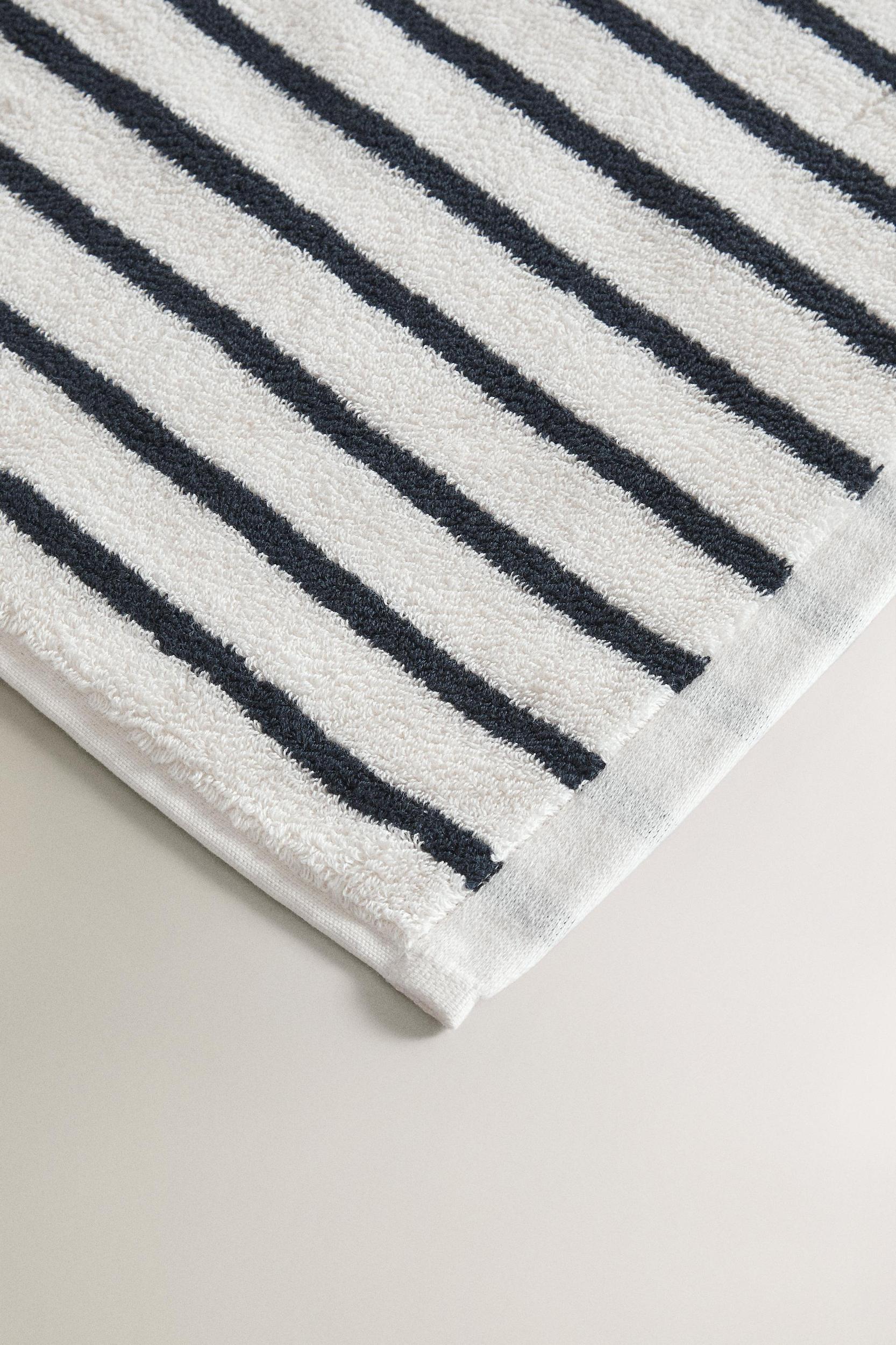 HIGH GSM STRIPED BATH TOWEL Product Image