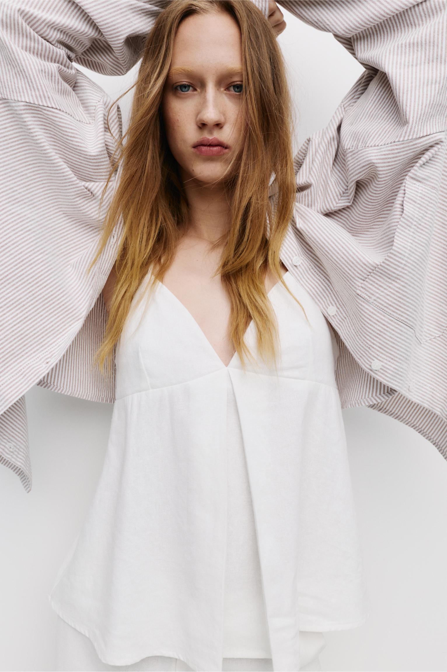 Strappy top with linen Product Image