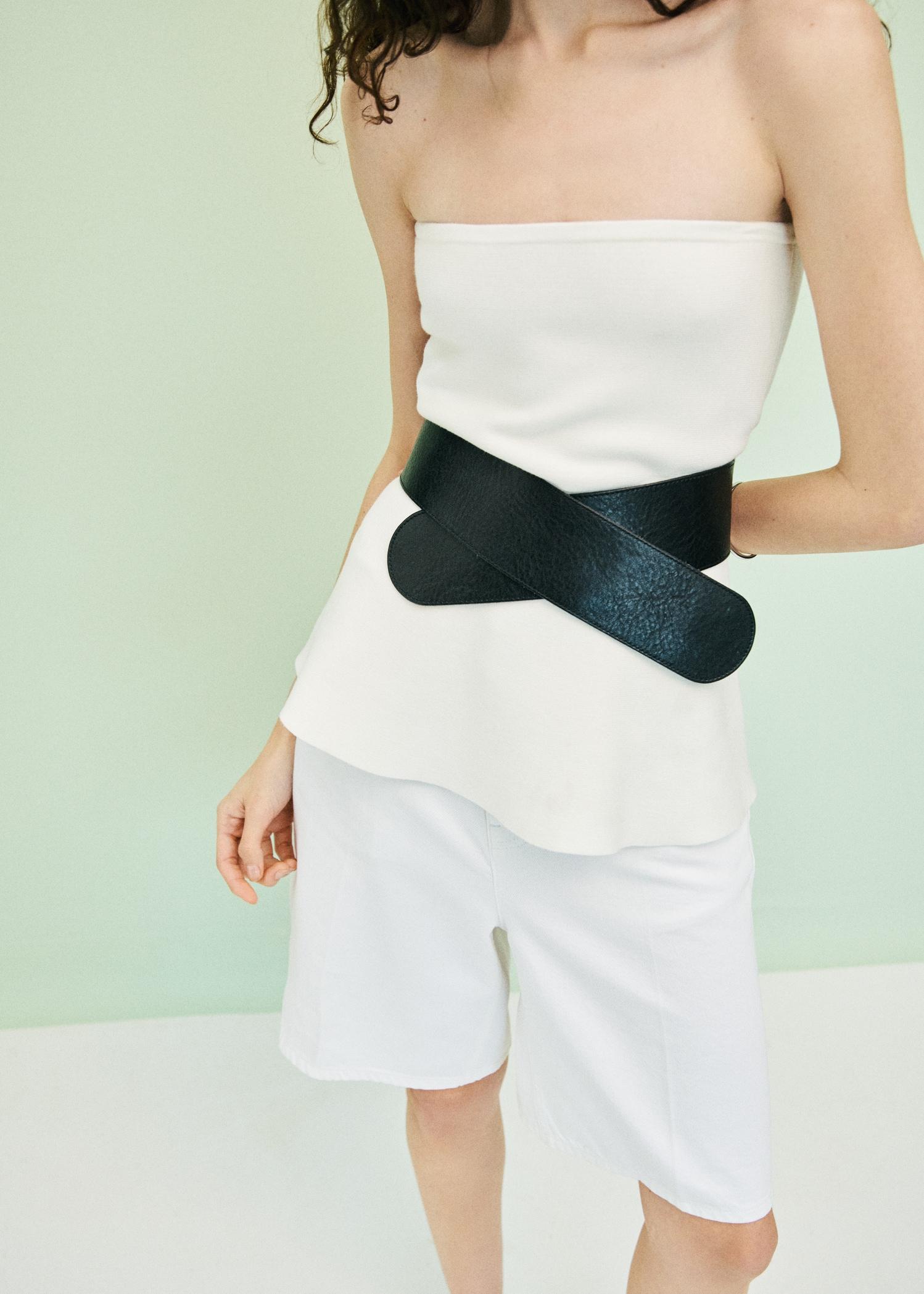 High-waist straight-fit denim shorts - Women | MANGO USA Product Image