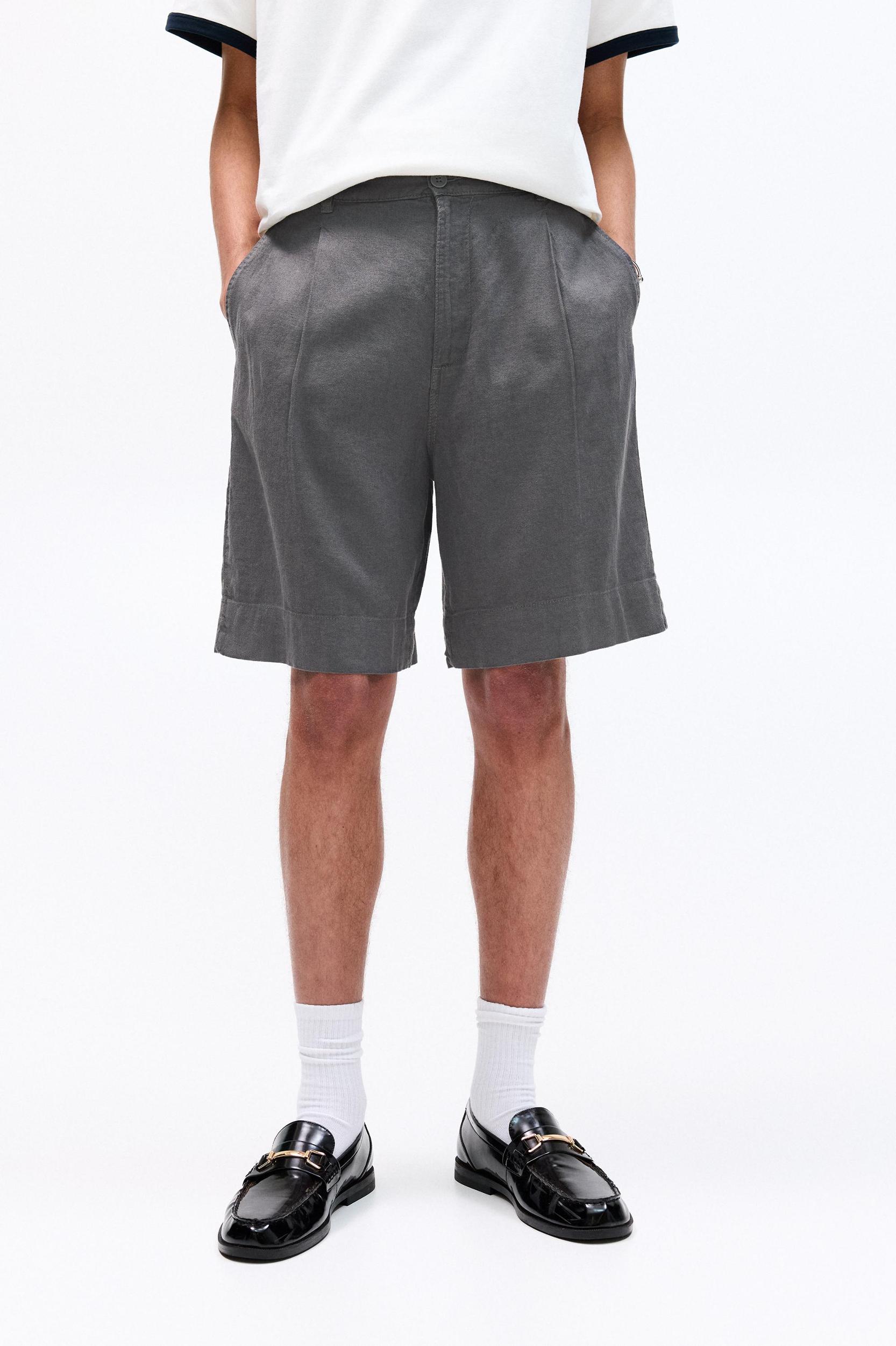 Baggy linen blend Bermuda shorts Product Image