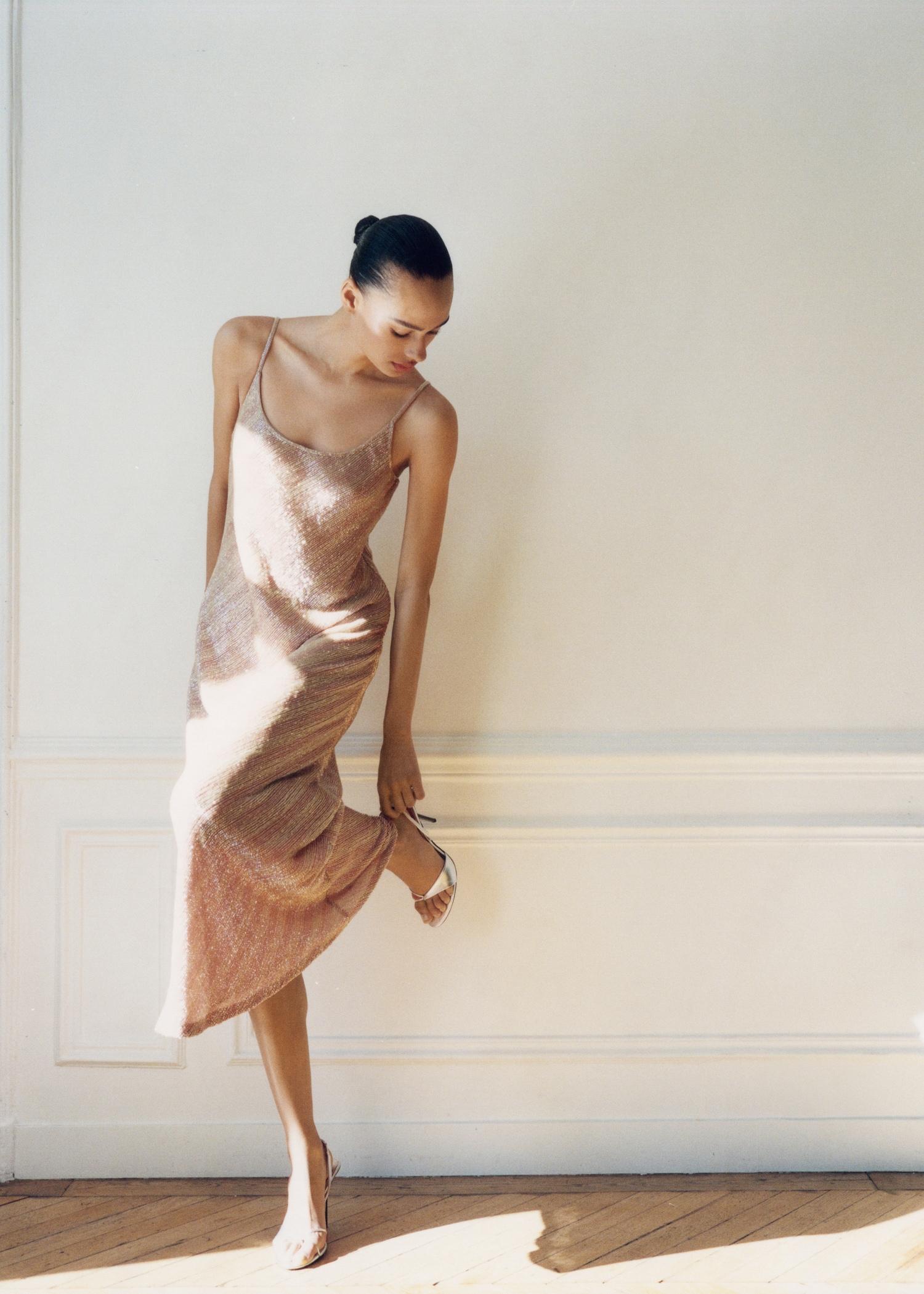 Scoop-back sequin dress - Women | MANGO USA Product Image