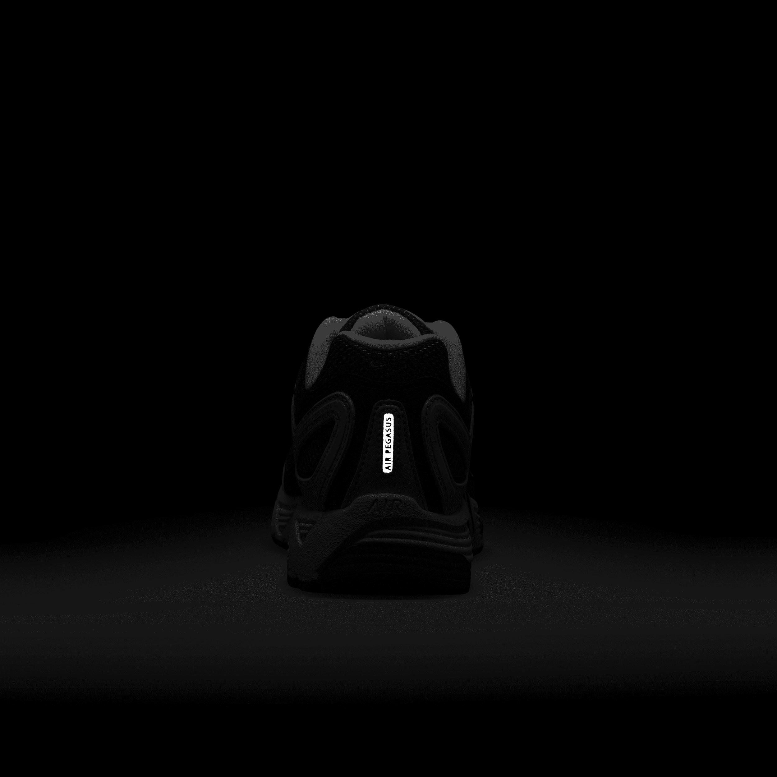 Nike Womens Air Pegasus 2005 Shoes | HQ5718-102 Product Image