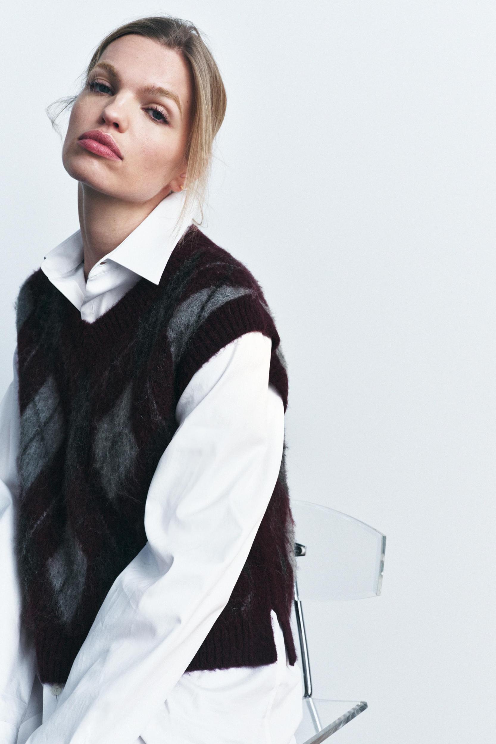 ARGYLE KNIT SWEATER VEST Product Image