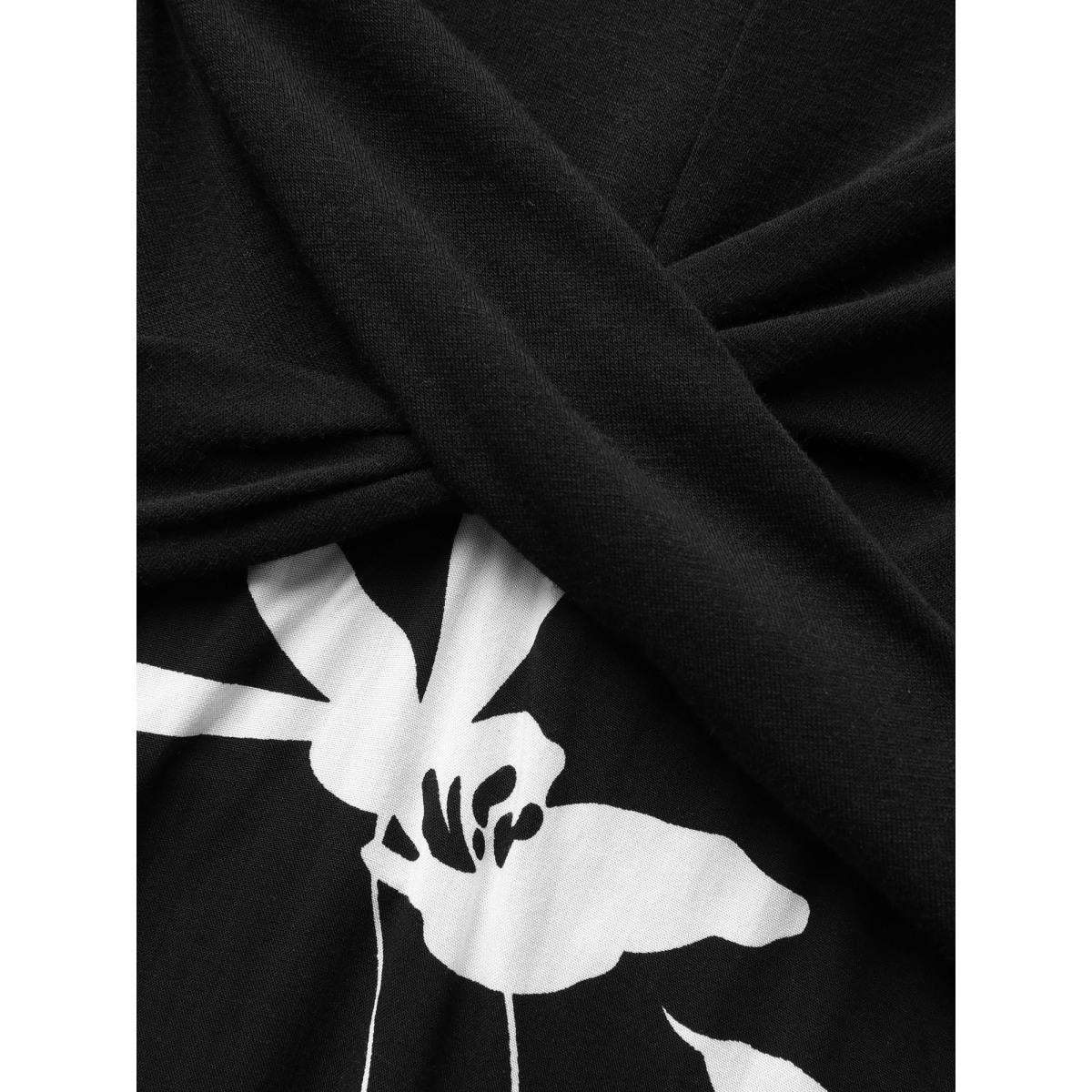 Plus Size Silhouette Floral Print Patchwork Crossover Pocket Dress Black Women Office Patchwork V-neck Short sleeve Curvy Midi Dress BloomChic 12/L Product Image