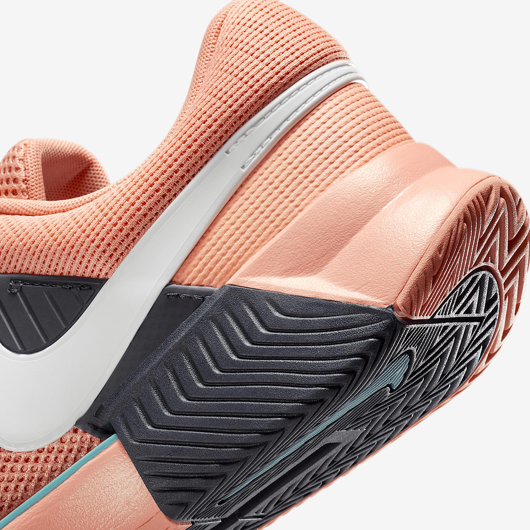 Nike Men's Zoom GP Challenge 1 Hard Court Tennis Shoes Product Image