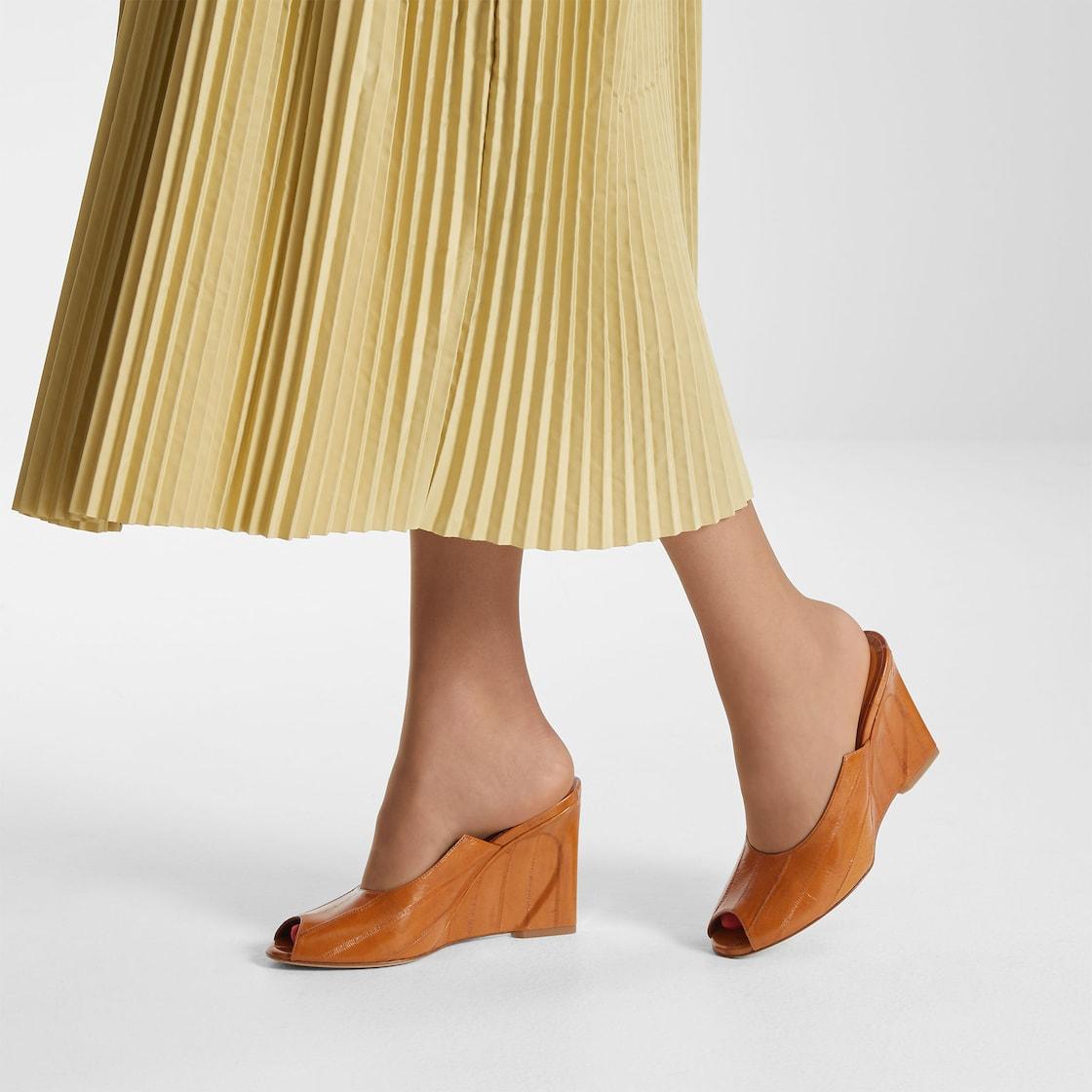 Fendi ArcoBeige hagfish leather sandals Product Image