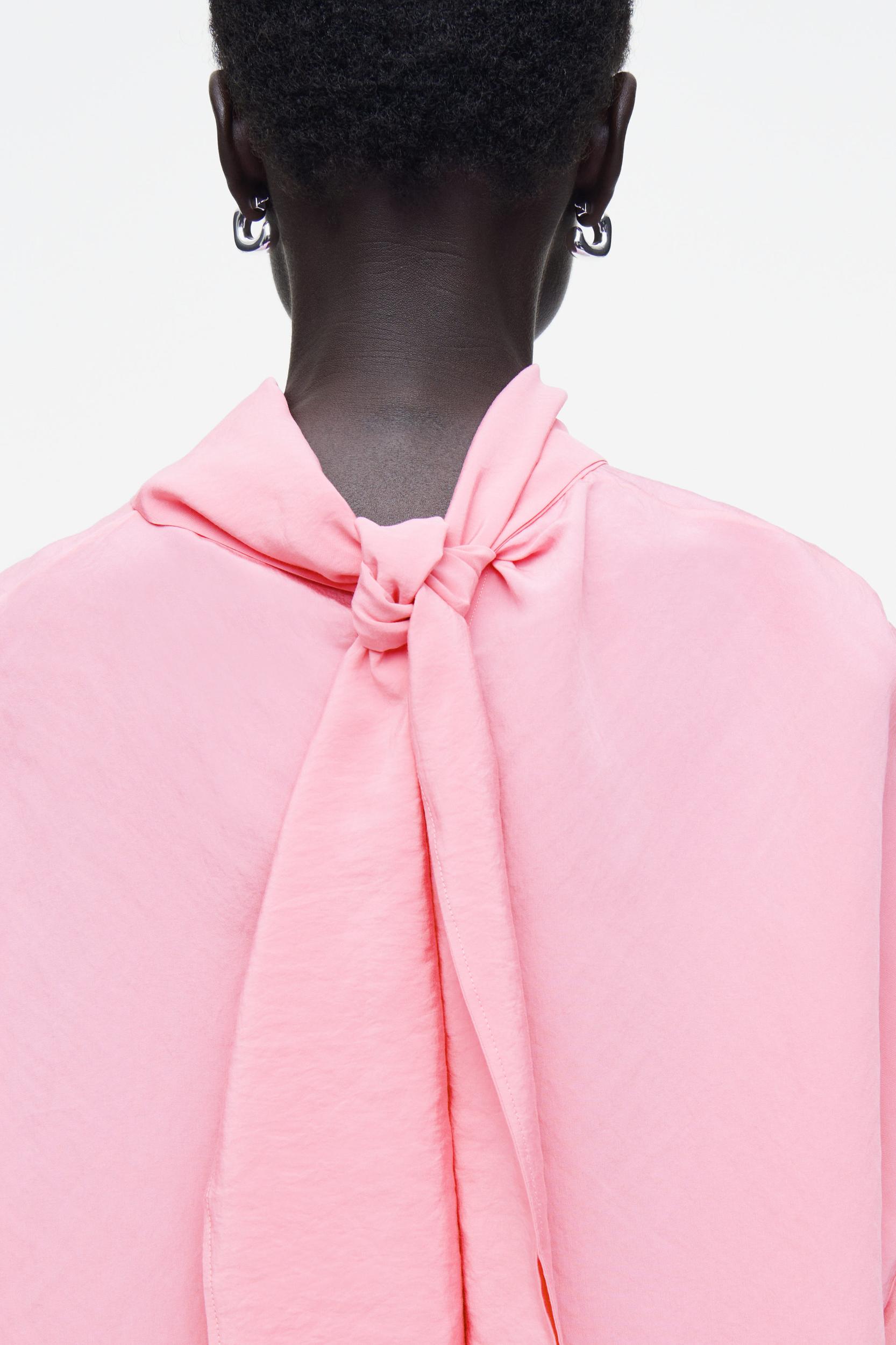 NECK-TIE CIRCLE-CUT BLOUSE Product Image