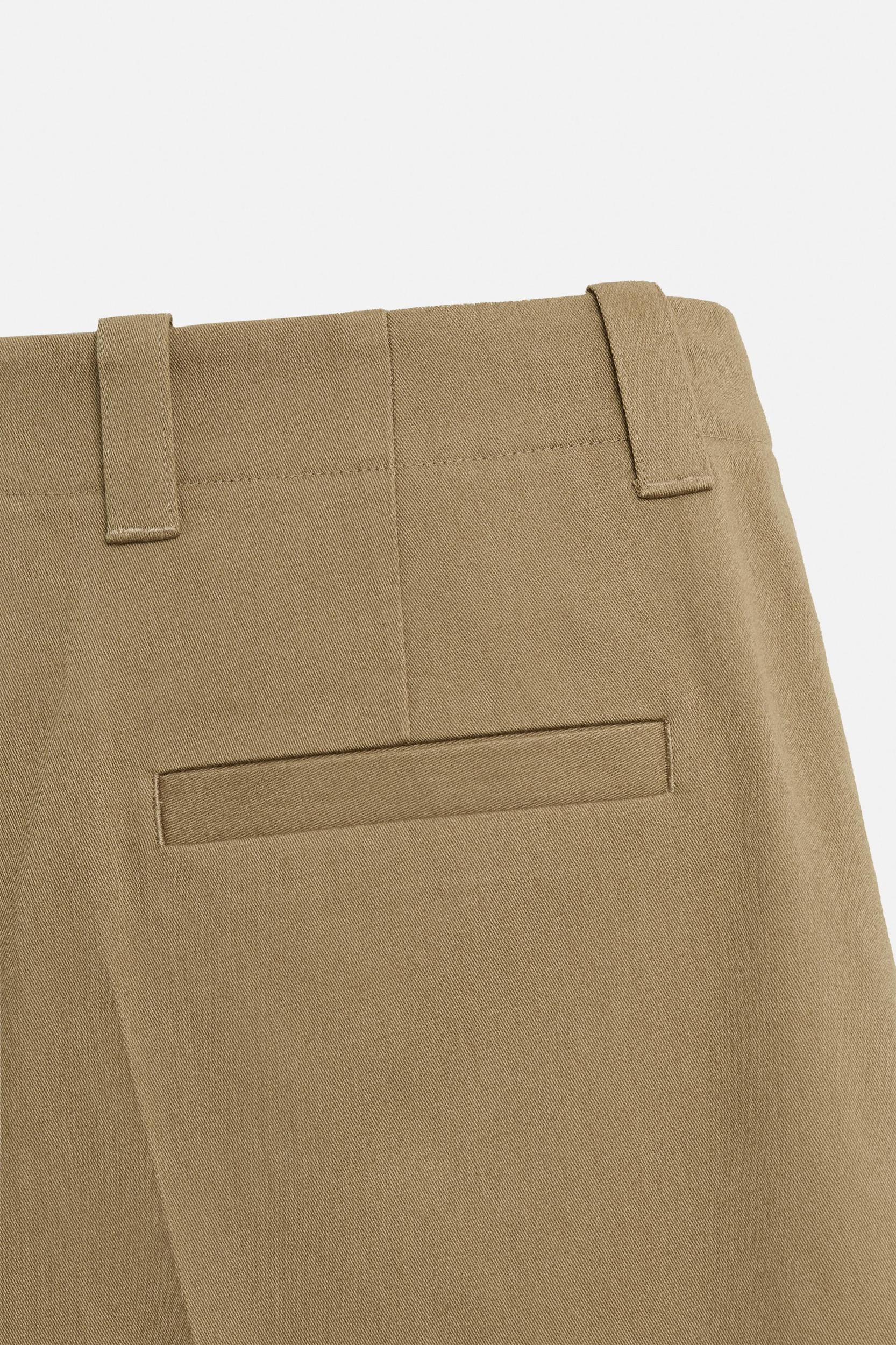 RELAXED FIT PLEATED SHORTS Product Image