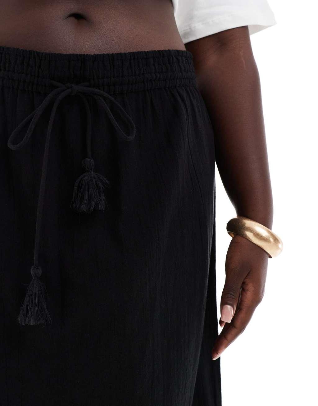 Vero Moda Curve boho maxi skirt in black Product Image