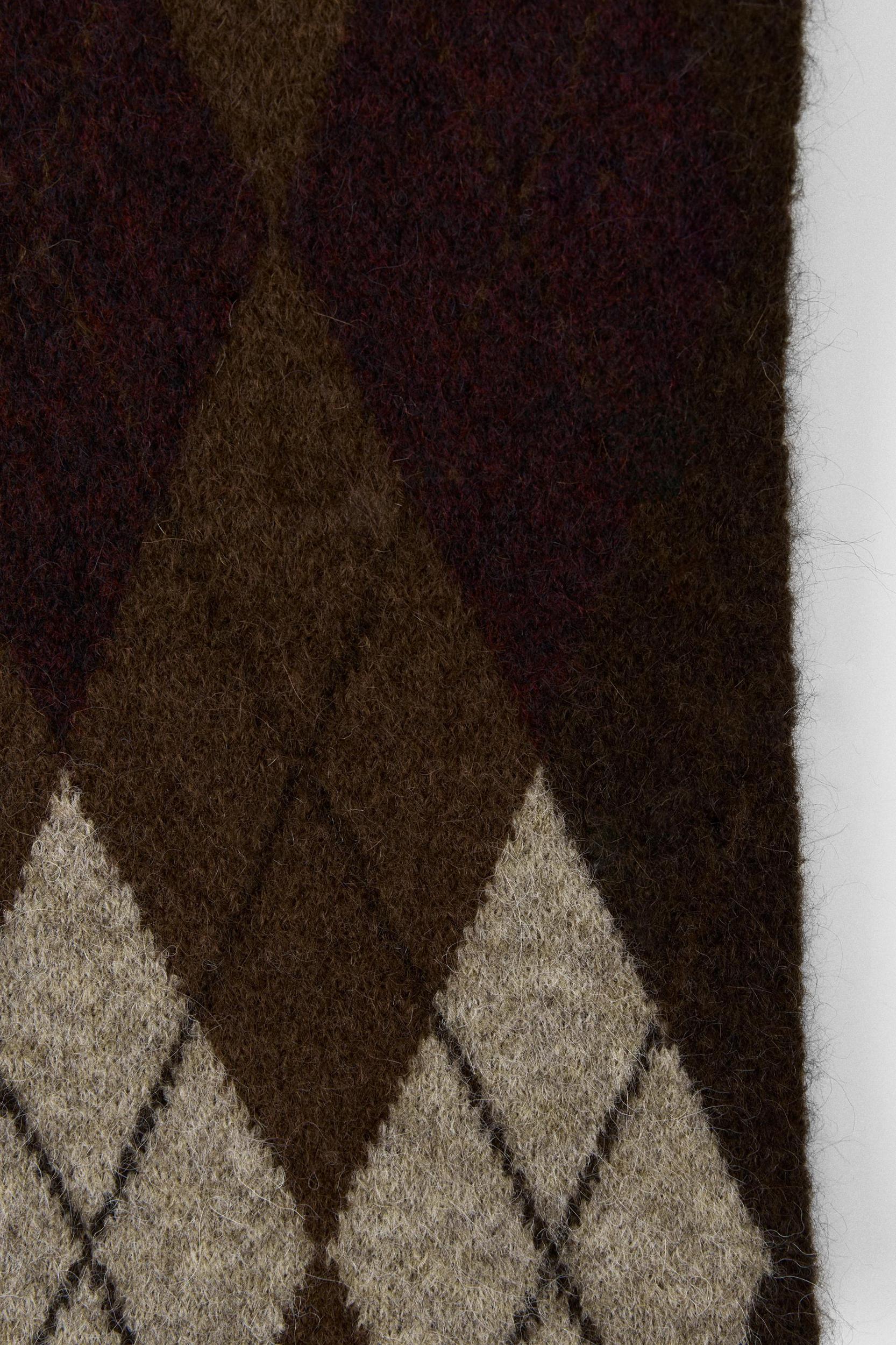 ARGYLE KNIT SCARF Product Image