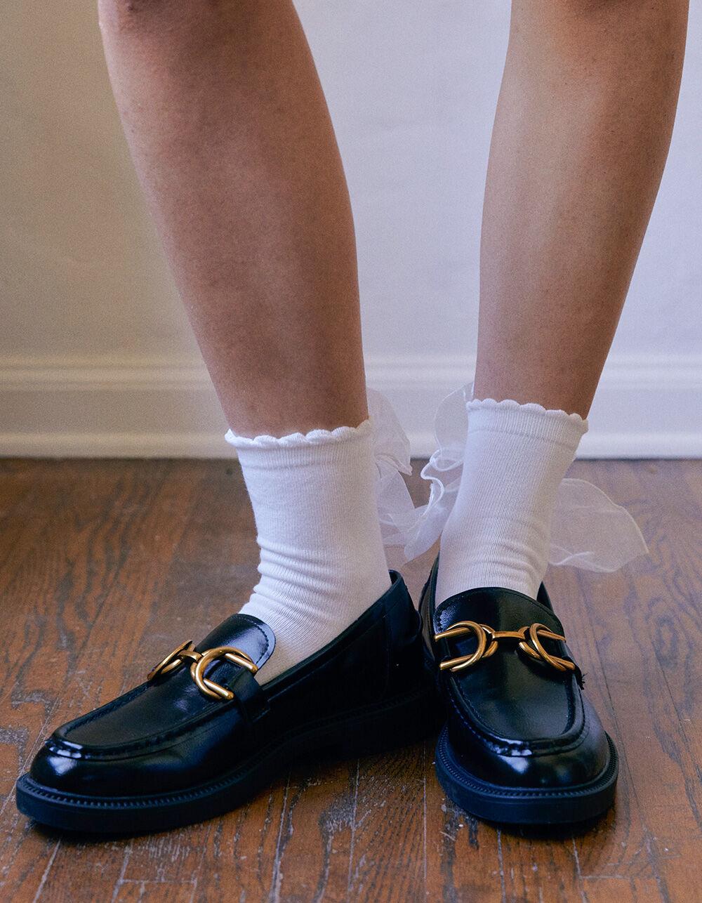 MEMOI Flowing Ribbon Back Scalloped Edge Womens Crew Socks - WHITE Product Image