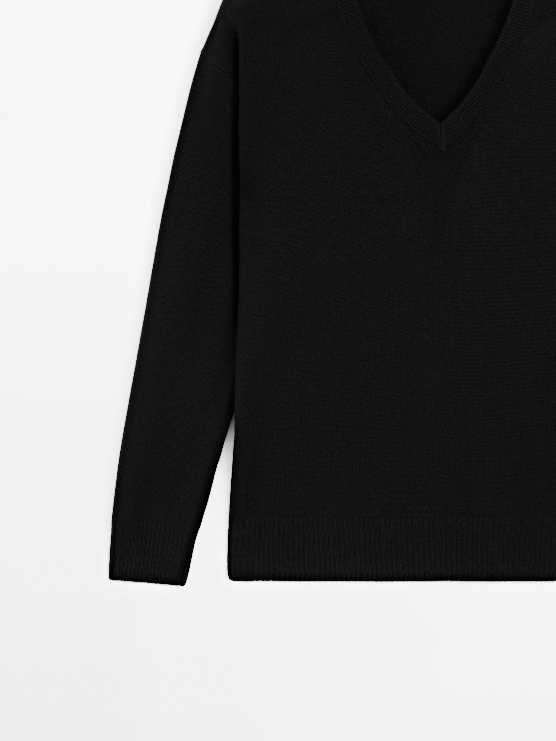 Knit 100% cashmere V-neck sweater Product Image