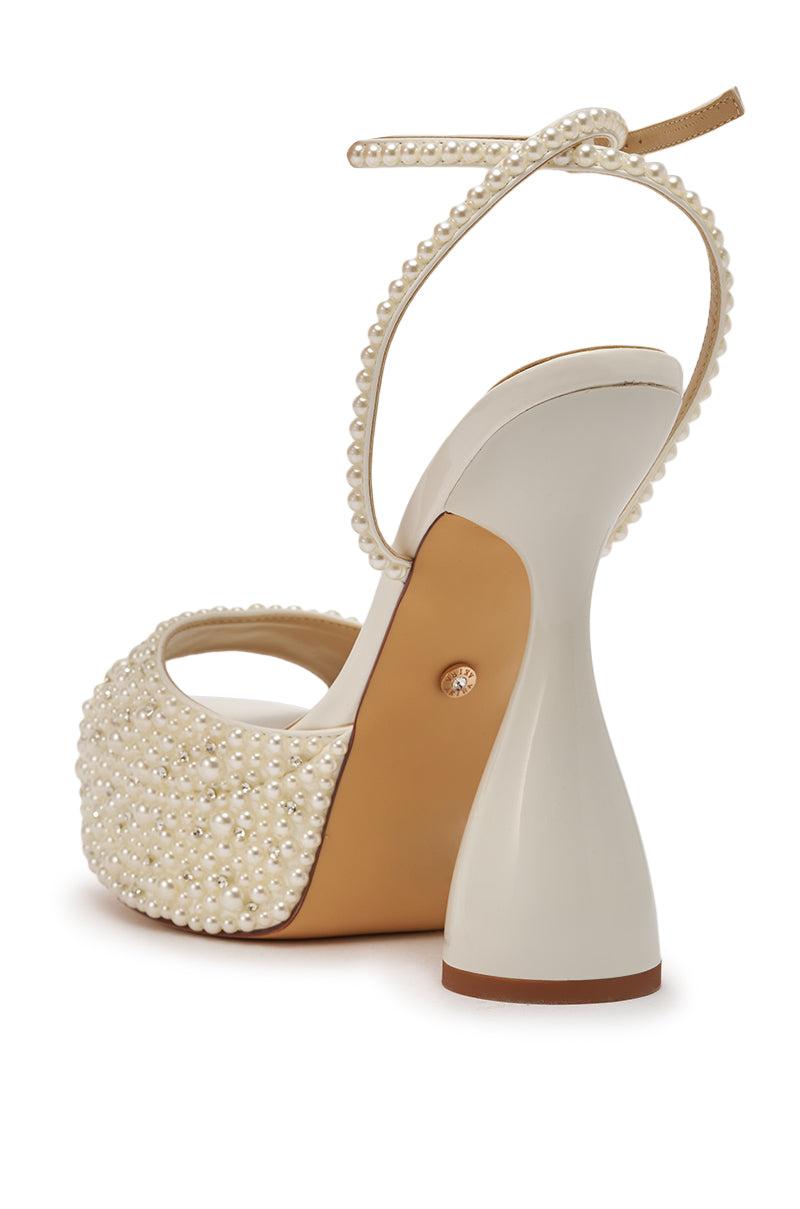 AKIRA GOLD GALINDA WHITE PEARL CHUNKY SANDAL Product Image