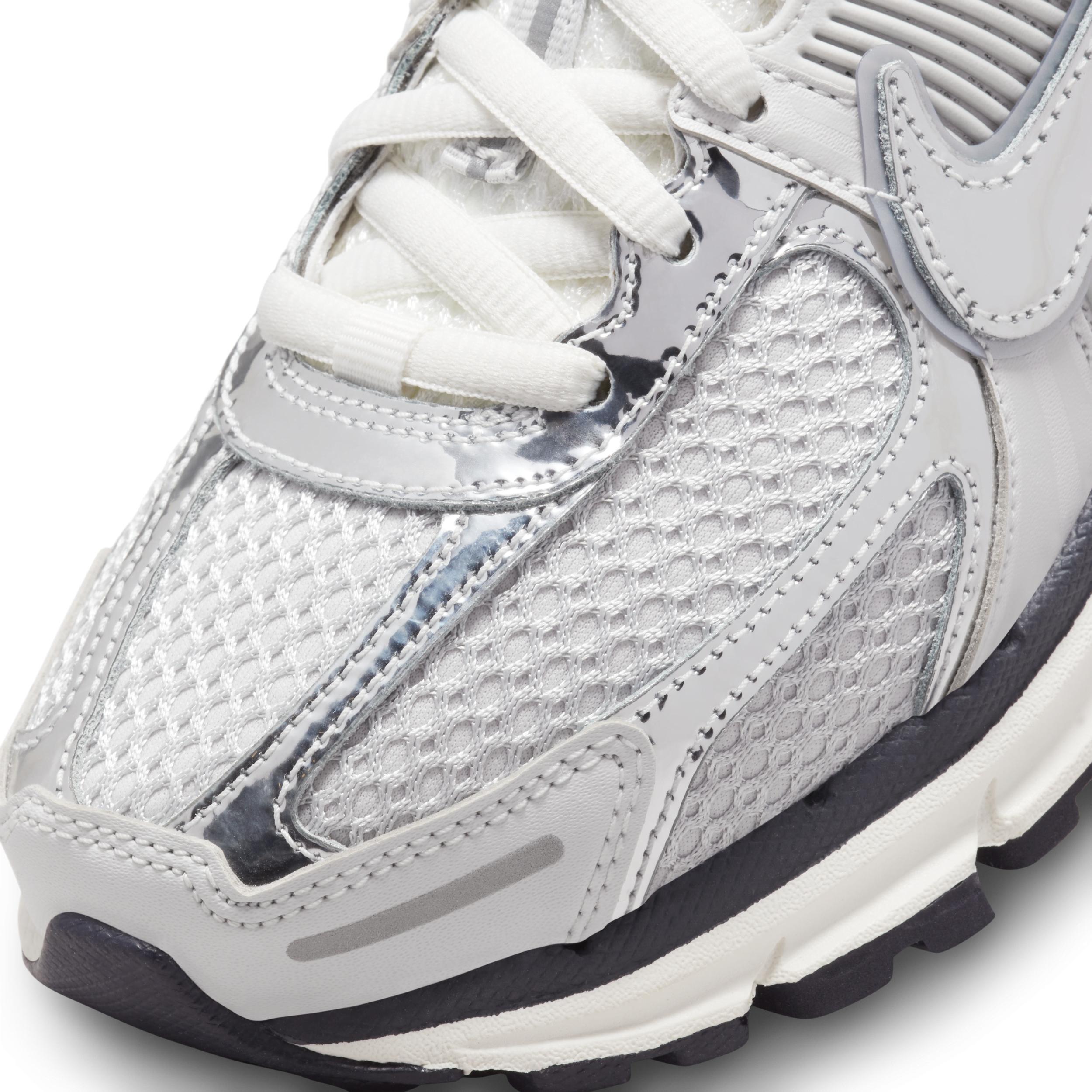 Nike Womens Zoom Vomero Shoes | FD0884-025 Product Image