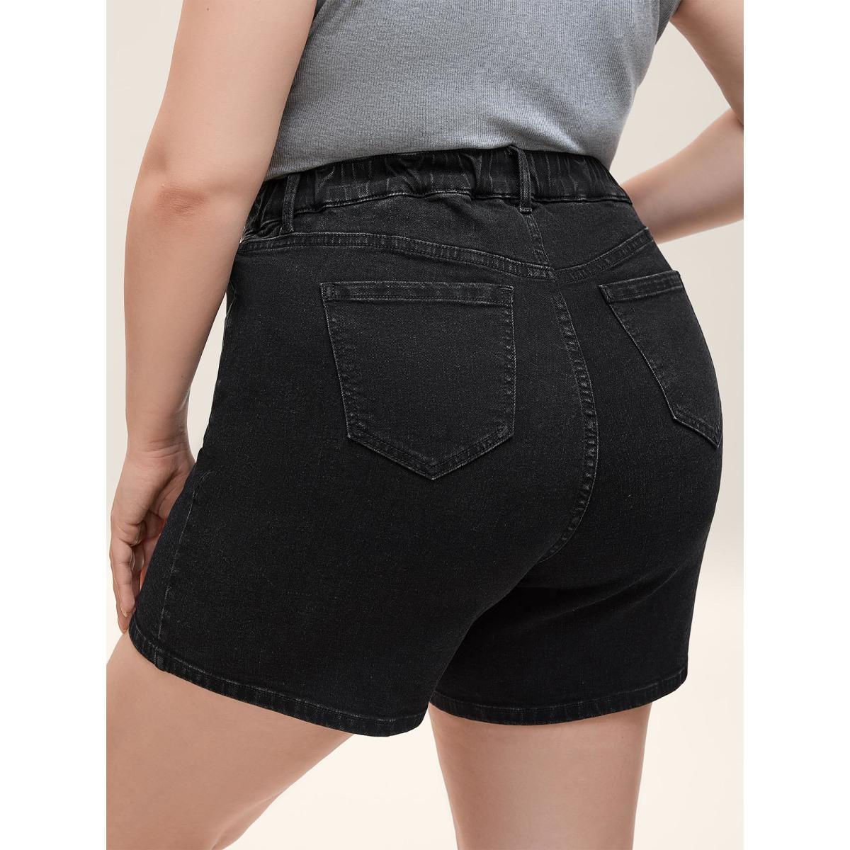 Plus Size Classic Cut Pocket Denim Shorts Women Denimblack Medium stretch Everyday-Casual Slanted pocket Denim Shorts BloomChic 22/3X Product Image
