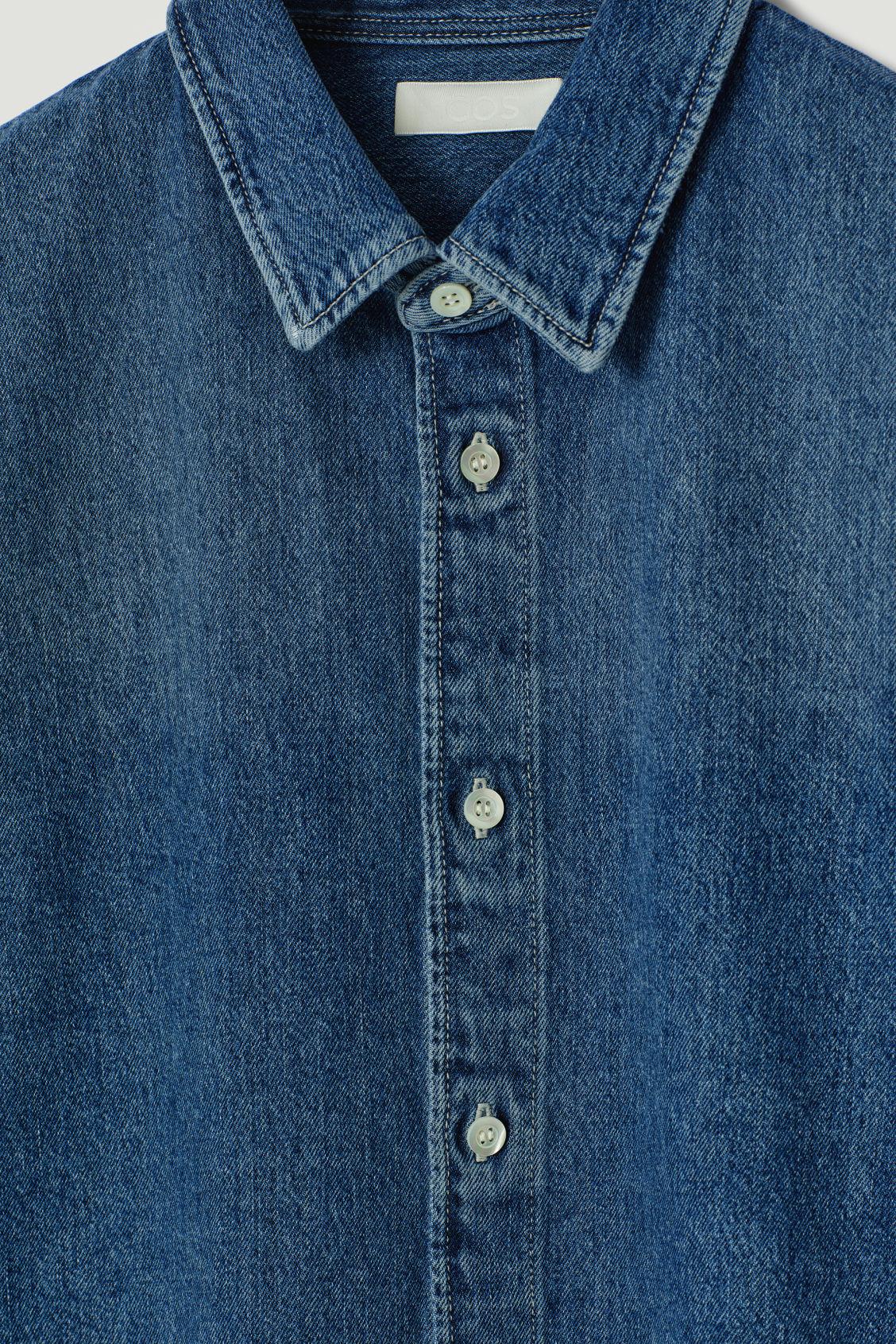 LIGHTWEIGHT SHORT-SLEEVED DENIM SHIRT Product Image