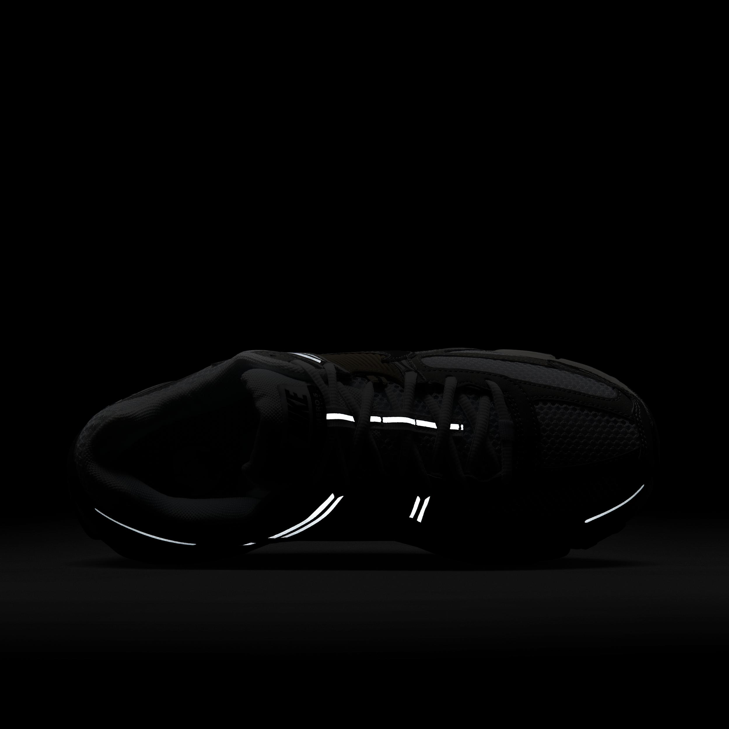 Nike Men's Zoom Vomero 5 Shoes Product Image