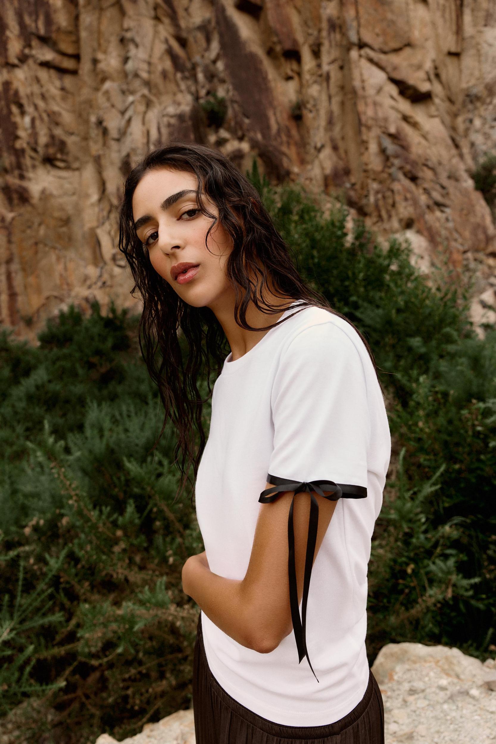 CONTRAST BOW T-SHIRT Product Image