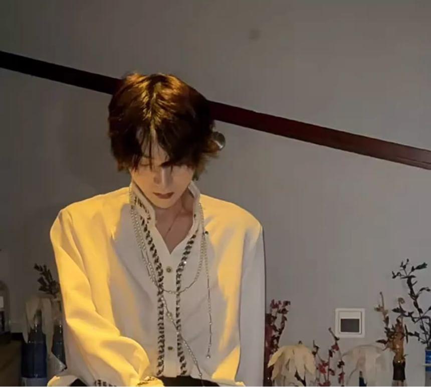 Long-Sleeve Contrast TRim Shirt Product Image