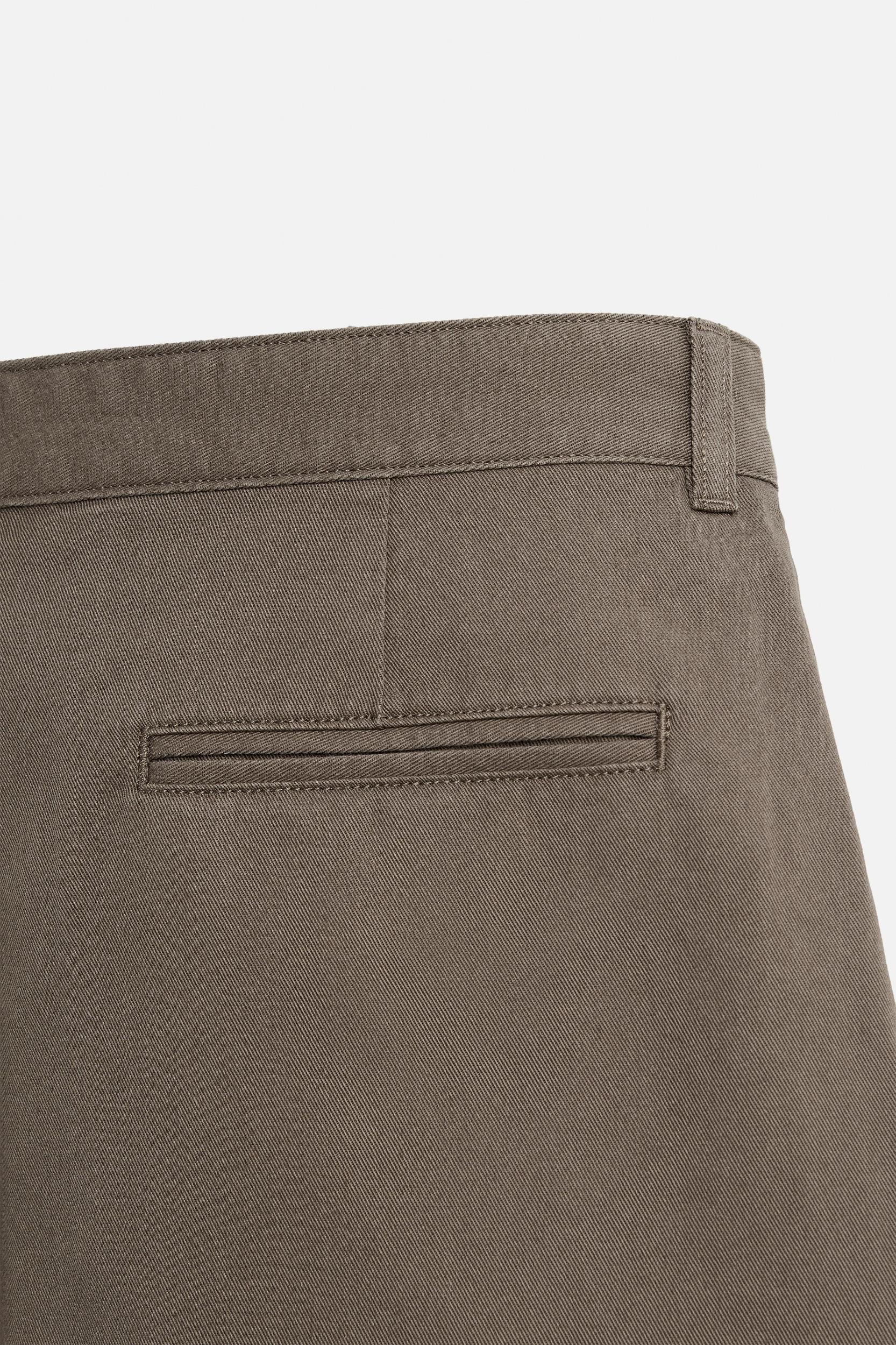 RELAXED FIT PLEATED SHORTS Product Image