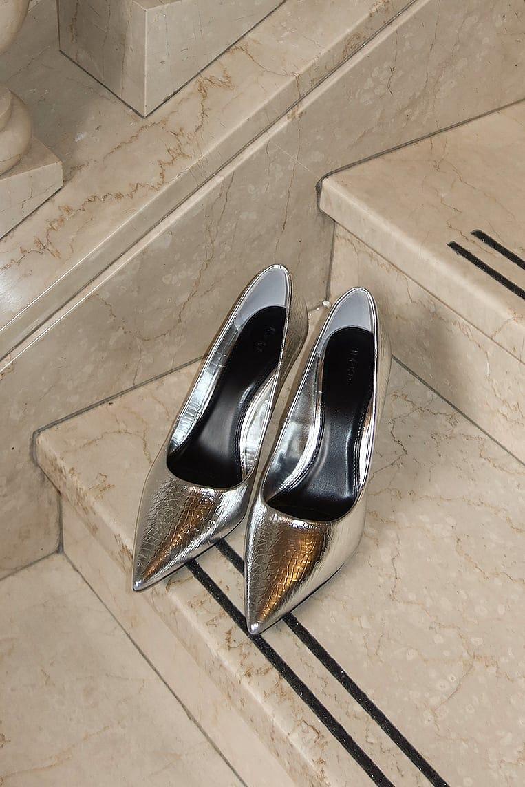 Pointy Pumps Product Image