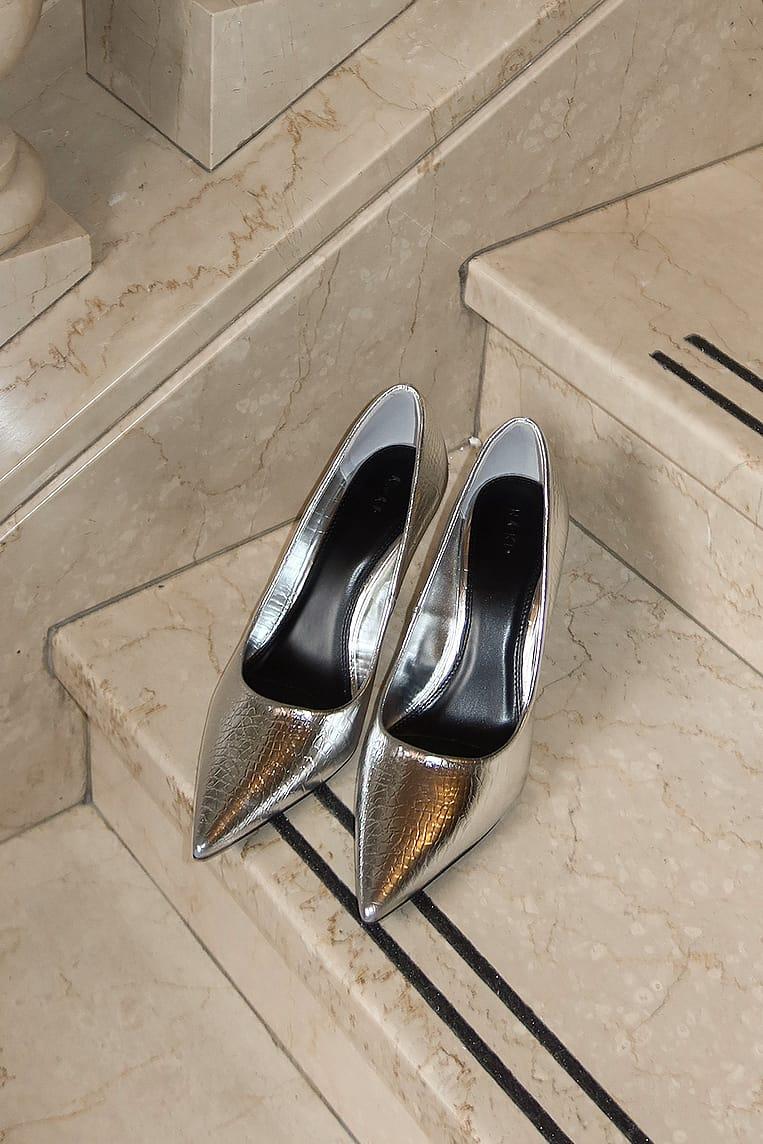 Pointy Pumps Product Image