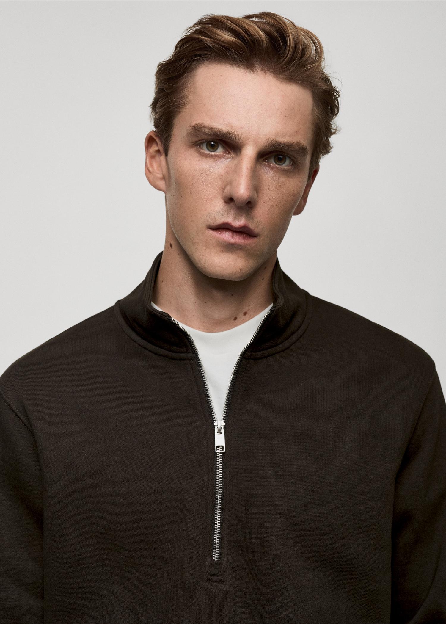Cotton sweatshirt with zip neck - Men | MANGO USA Product Image