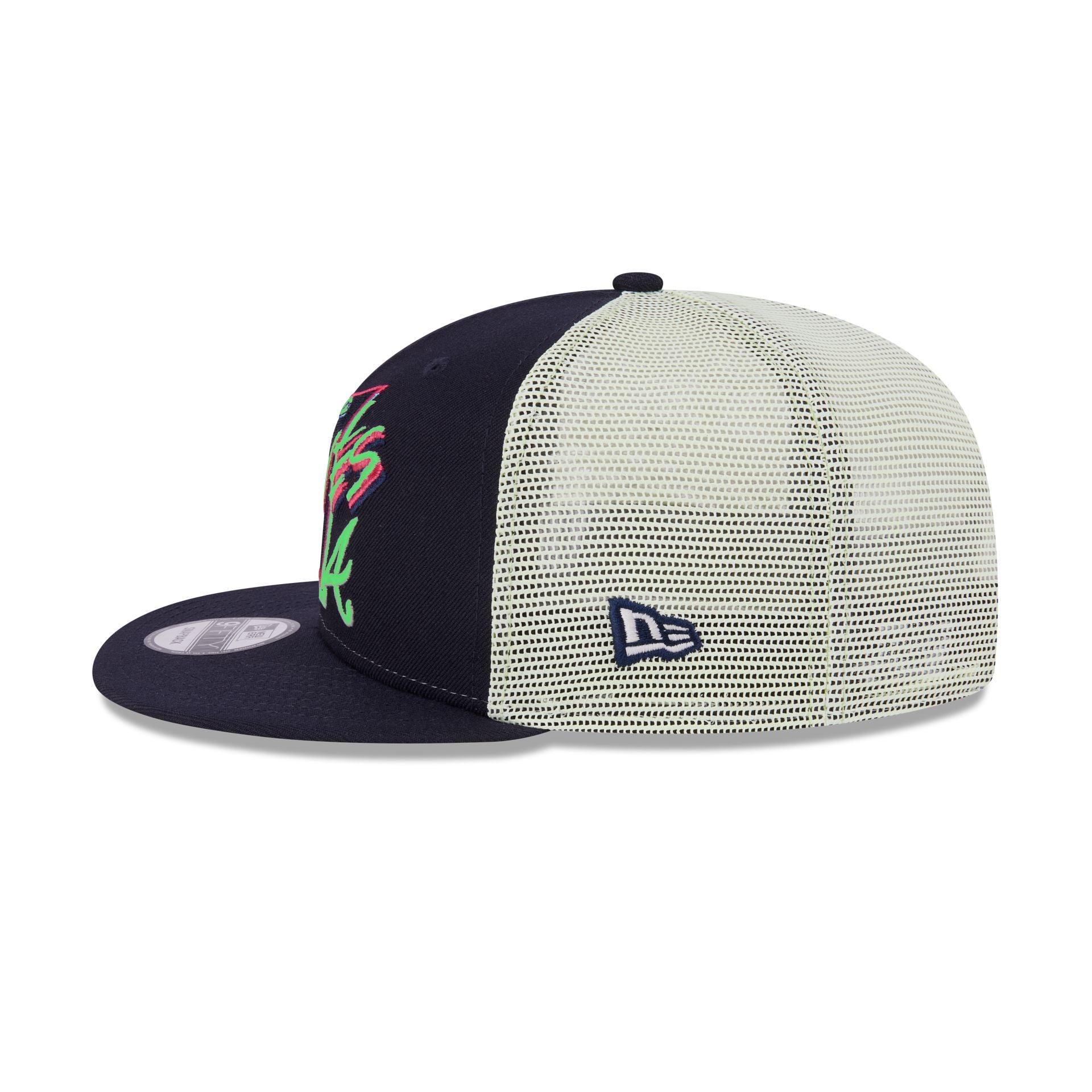 Atlanta Braves Glow-In-The-Dark 9FIFTY Trucker Hat Male Product Image