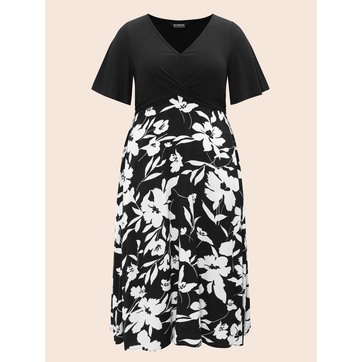 Plus Size Silhouette Floral Print Patchwork Crossover Pocket Dress Black Women Office Patchwork V-neck Short sleeve Curvy Midi Dress BloomChic 12/L Product Image
