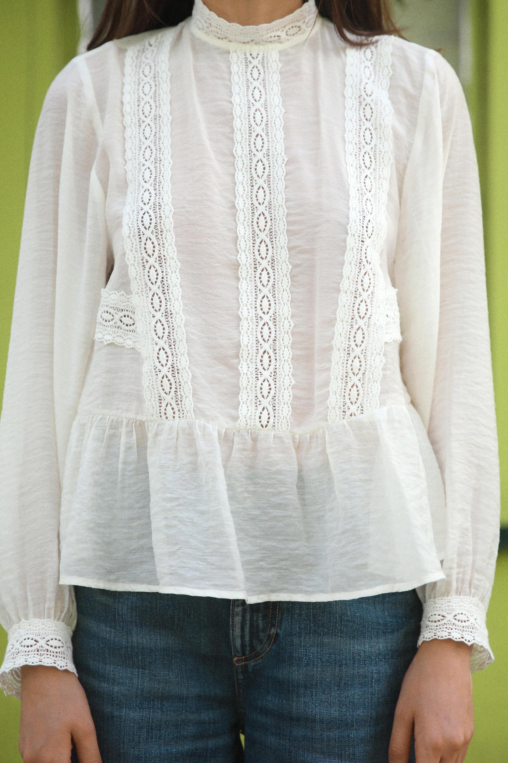 LACE BLOUSE Product Image