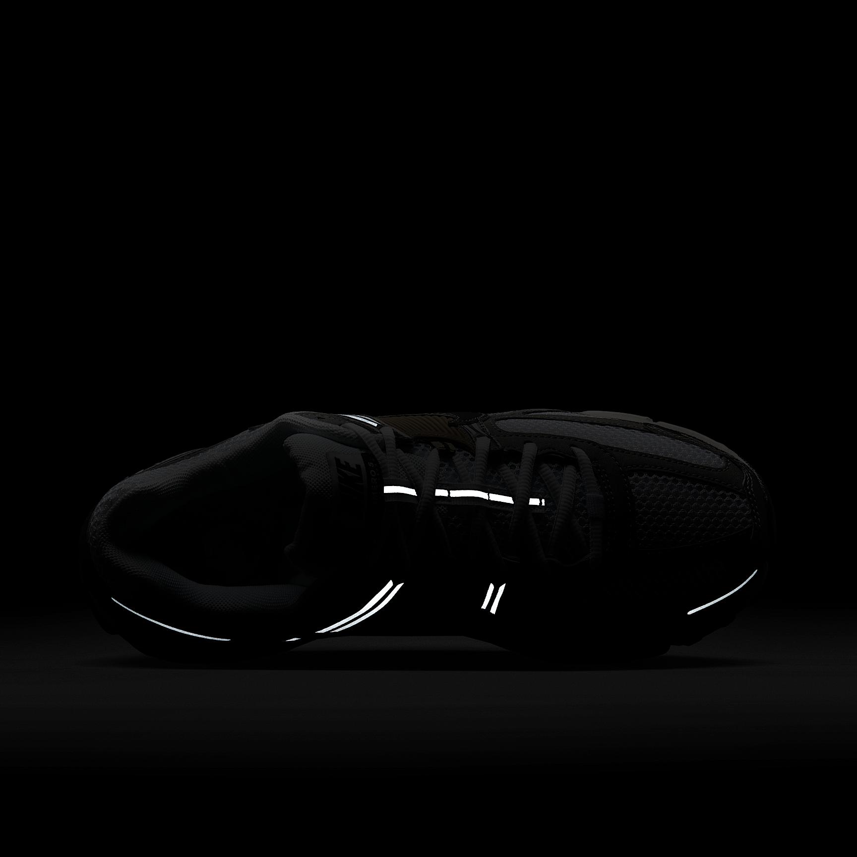 Nike Men's Zoom Vomero 5 Shoes Product Image